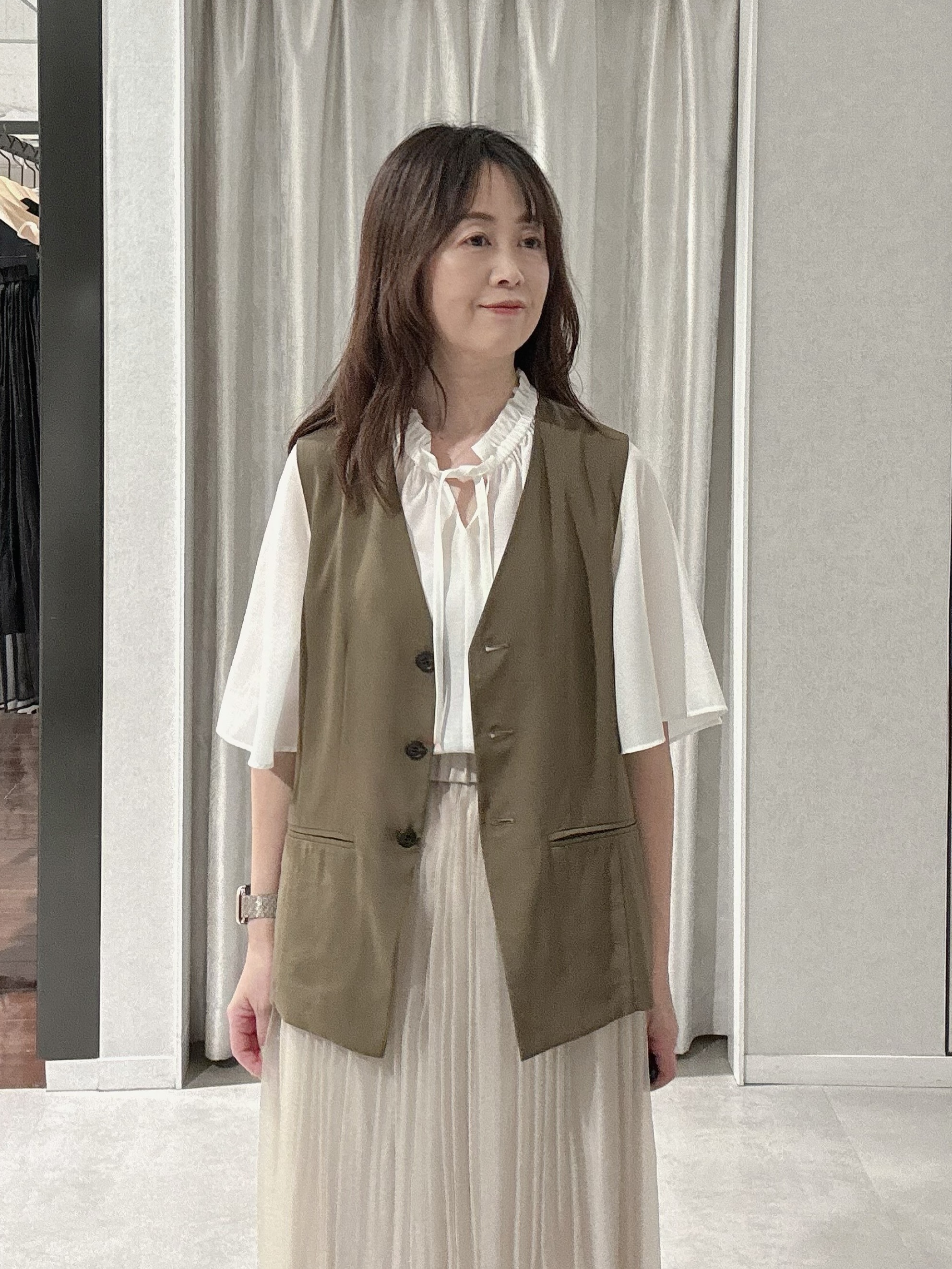 makiさんの「UNTITLED｜◆【セットアップ可/接触冷感/通気性】ドライシアーVネックジレ」を使ったコーディネート