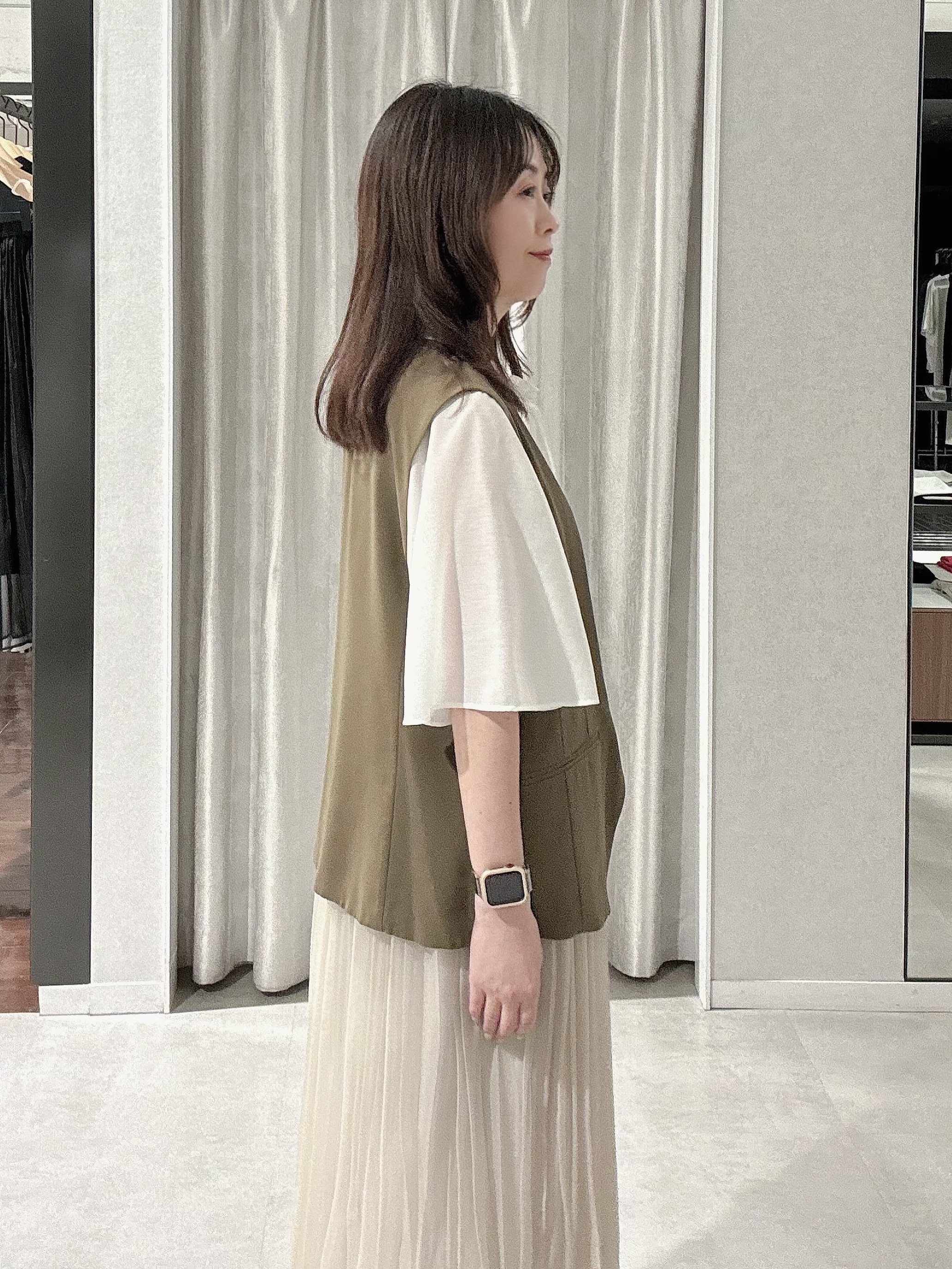 makiさんの「UNTITLED｜◆【セットアップ可/接触冷感/通気性】ドライシアーVネックジレ」を使ったコーディネート