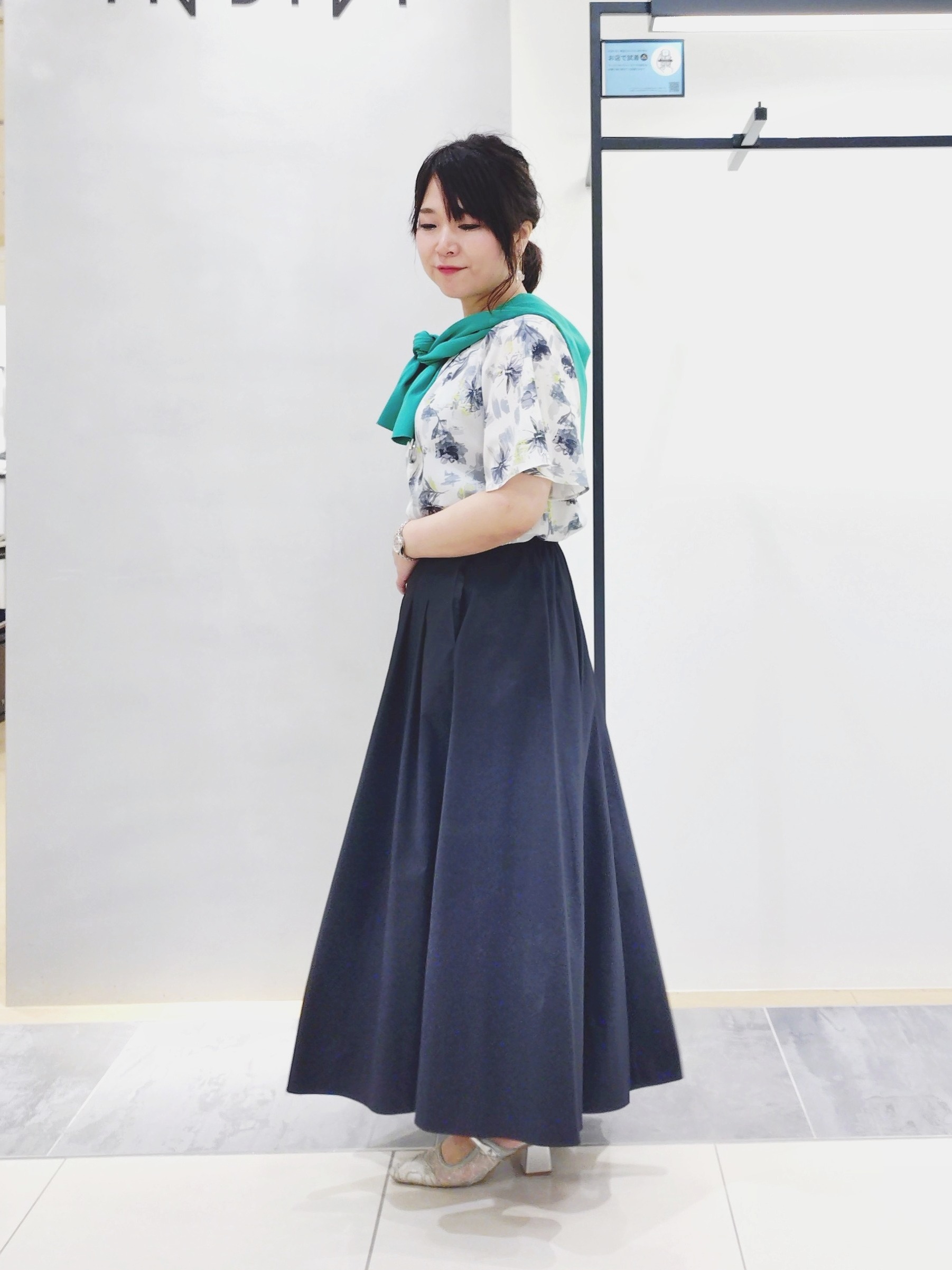 TOMOMIさんの「INDIVI｜【洗える／SETUP可能】アートフラワープリントブラウス」を使ったコーディネート