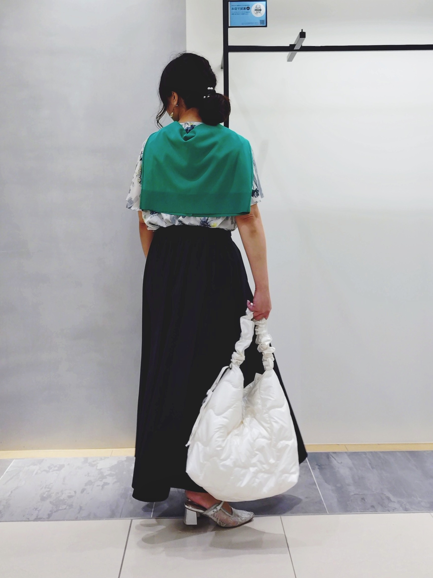 TOMOMIさんの「INDIVI｜【洗える／SETUP可能】アートフラワープリントブラウス」を使ったコーディネート