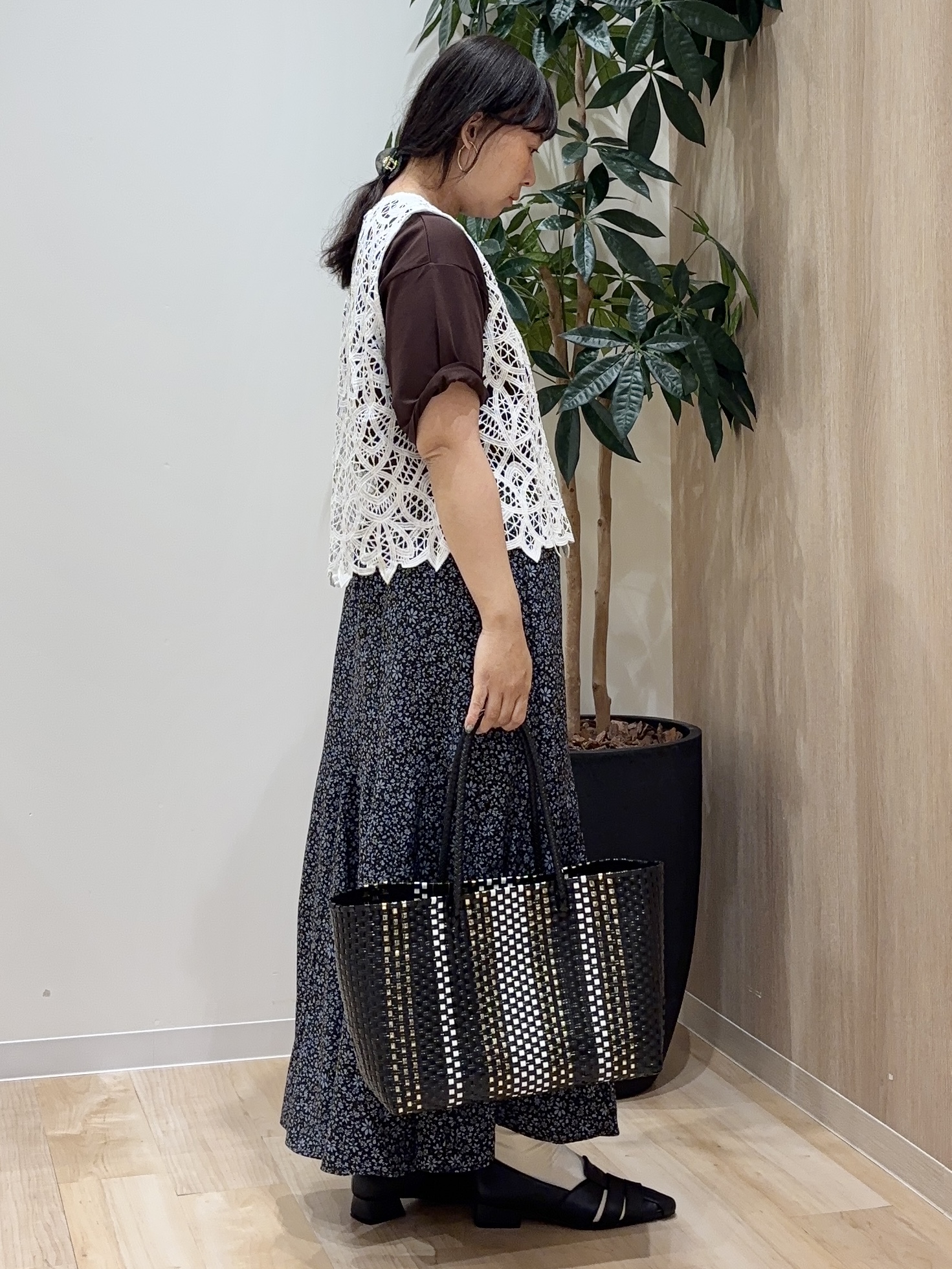 miraiさんの「grove｜【2点SET・二の腕カバー】レースベスト&times;シアーブラウスSET」を使ったコーディネート