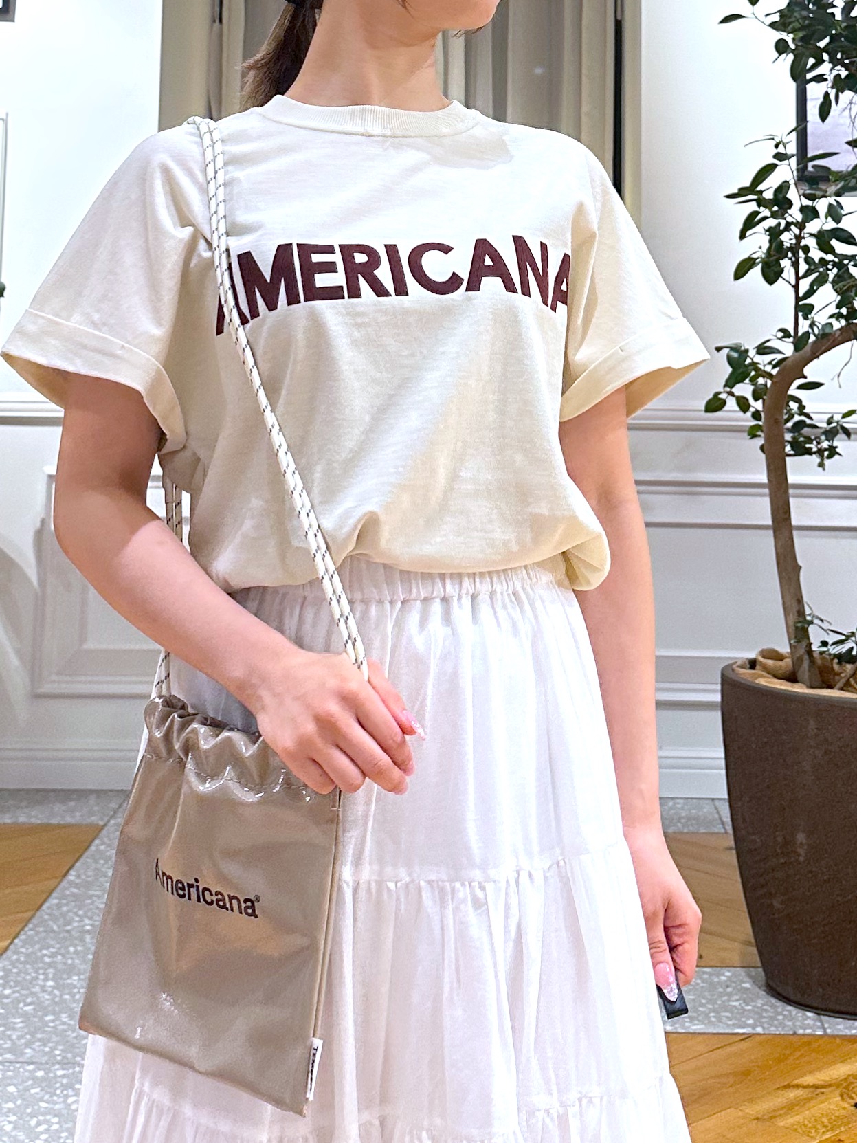 なべこさんの「DRESSTERIOR｜Americana（アメリカーナ）【別注】 接触冷感 袖ロールアップ ロゴTシャツ」を使ったコーディネート
