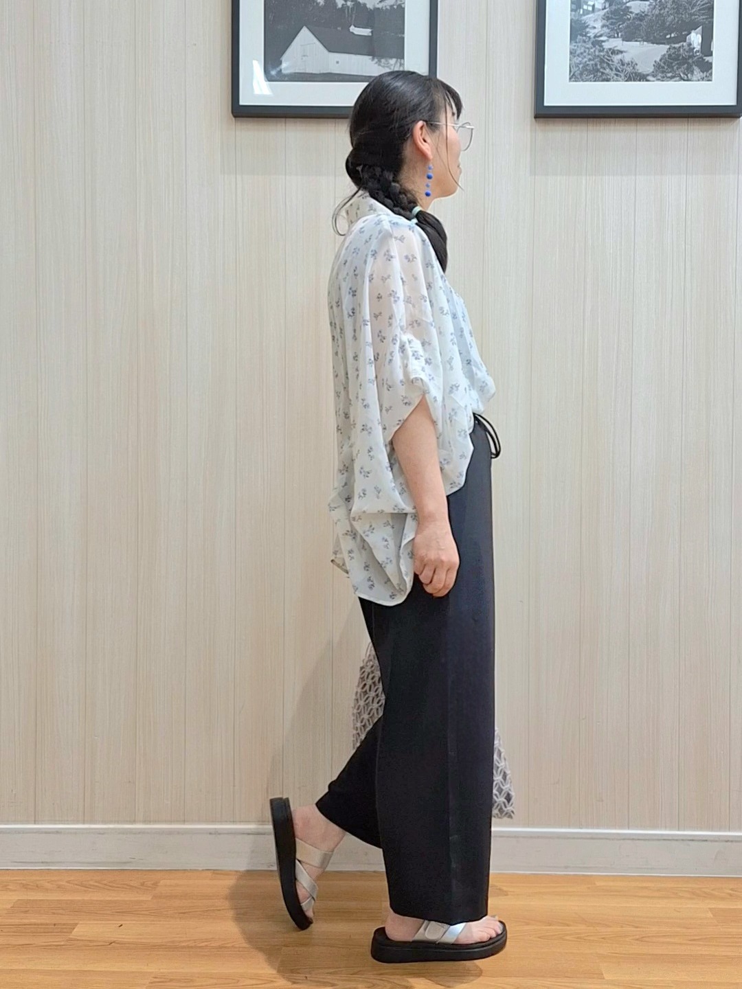 Saoさんの「SHOO･LA･RUE｜【洗濯機可/体型カバー】羽織るだけで雰囲気変わる 柄アソート ポンチョ風シアーシャツ」を使ったコーディネート