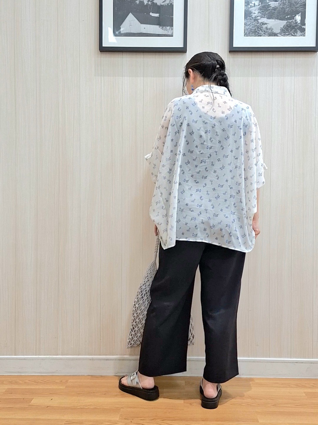 Saoさんの「SHOO･LA･RUE｜【洗濯機可/体型カバー】羽織るだけで雰囲気変わる 柄アソート ポンチョ風シアーシャツ」を使ったコーディネート