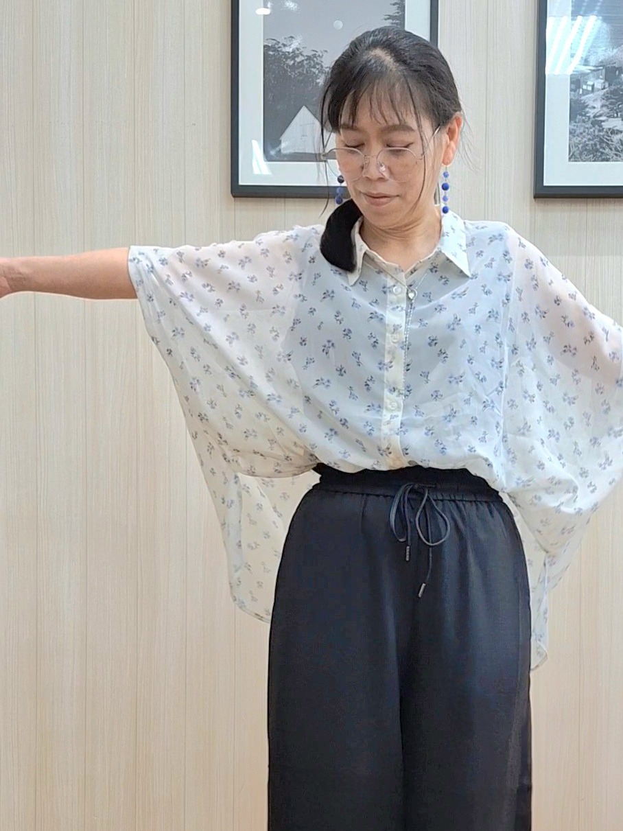 Saoさんの「SHOO･LA･RUE｜【洗濯機可/体型カバー】羽織るだけで雰囲気変わる 柄アソート ポンチョ風シアーシャツ」を使ったコーディネート
