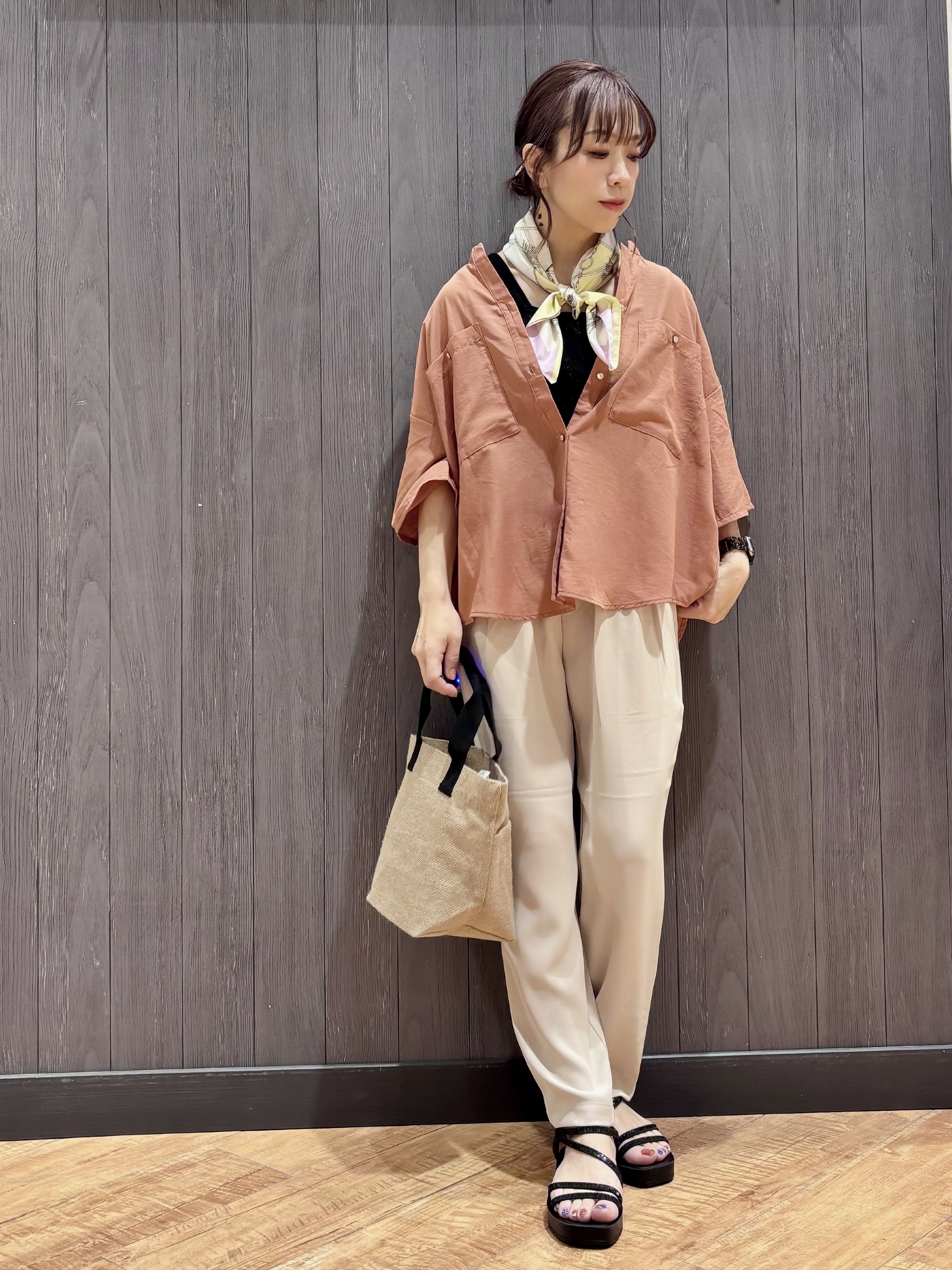 meiさんの「SHOO･LA･RUE｜【洗濯機可/S-LL】大人の抜け感 ゆるっと5分袖シャツ」を使ったコーディネート