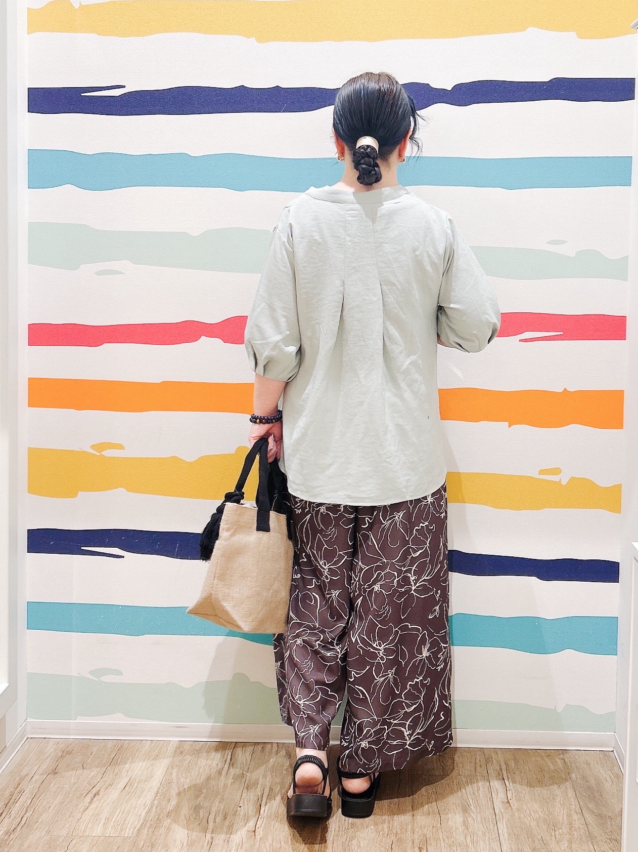 Peeさんの「SHOO･LA･RUE｜【S-LL/柄が選べる】品よく華やか 花柄アソートプリントスカーチョ」を使ったコーディネート
