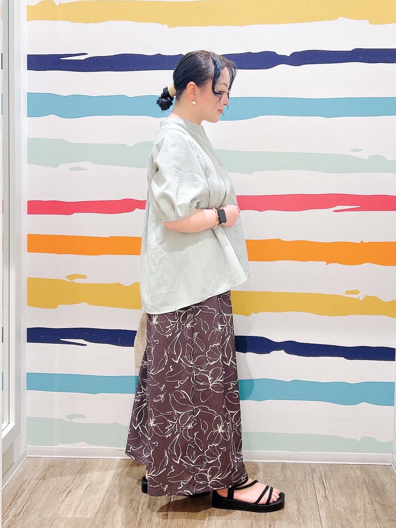 Peeさんの「SHOO･LA･RUE｜【S-LL/柄が選べる】品よく華やか 花柄アソートプリントスカーチョ」を使ったコーディネート