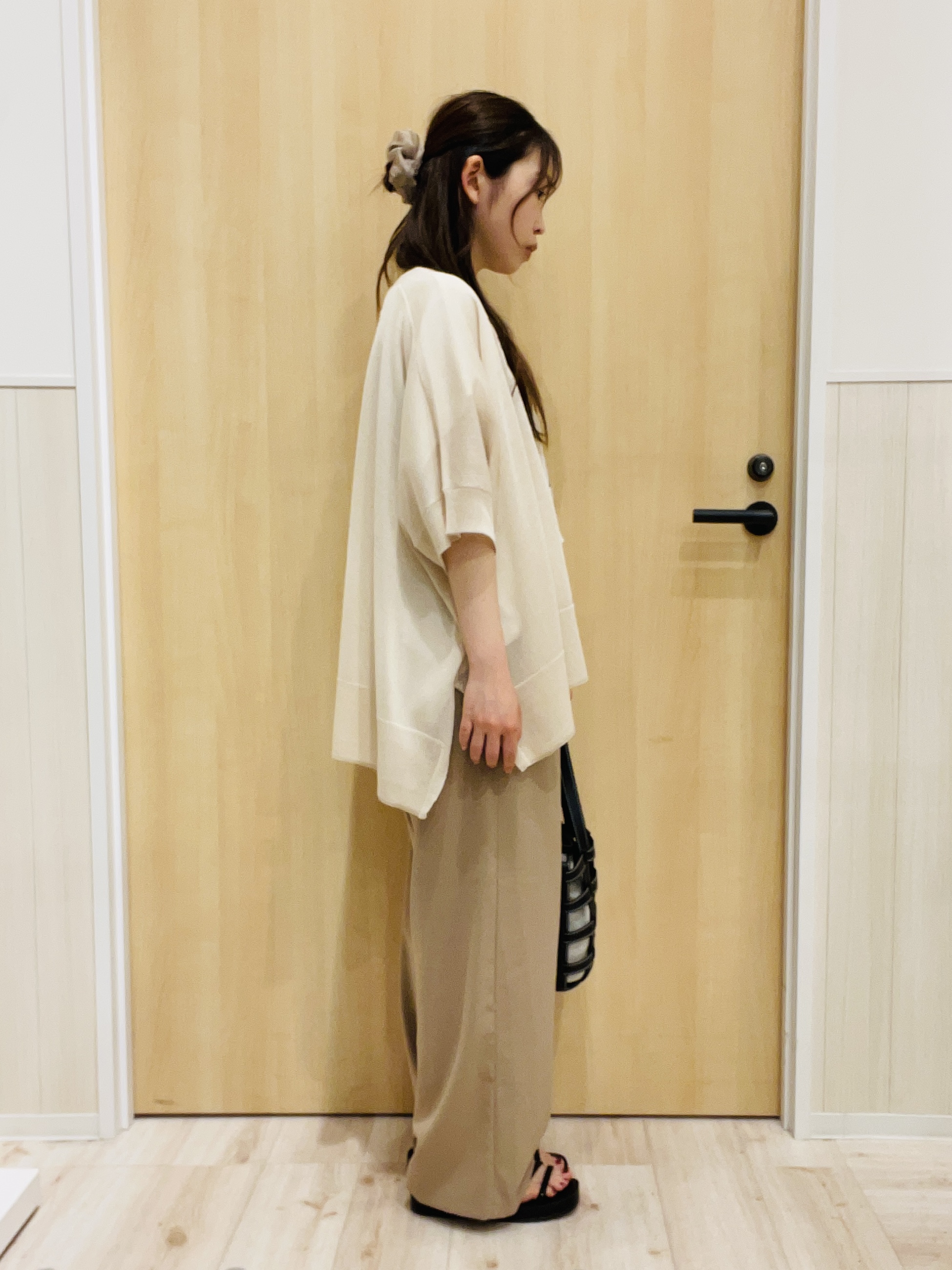 minamiさんの「SHOO･LA･RUE｜【洗濯機可/体型カバー】上品ラメがきらめく シアーポンチョ風カーディガン」を使ったコーディネート