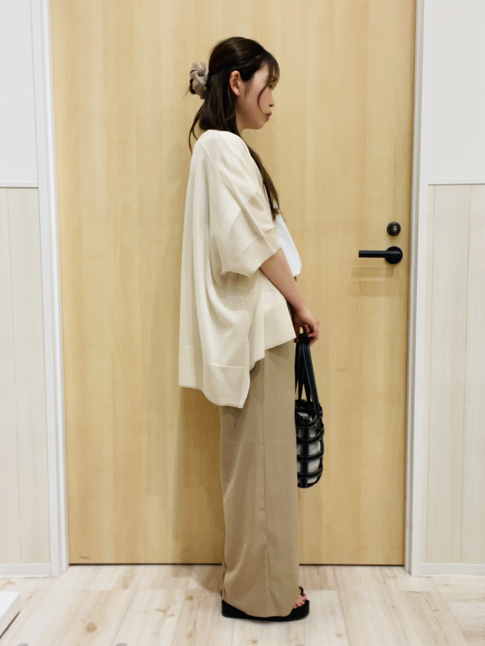 minamiさんの「SHOO･LA･RUE｜【洗濯機可/体型カバー】上品ラメがきらめく シアーポンチョ風カーディガン」を使ったコーディネート