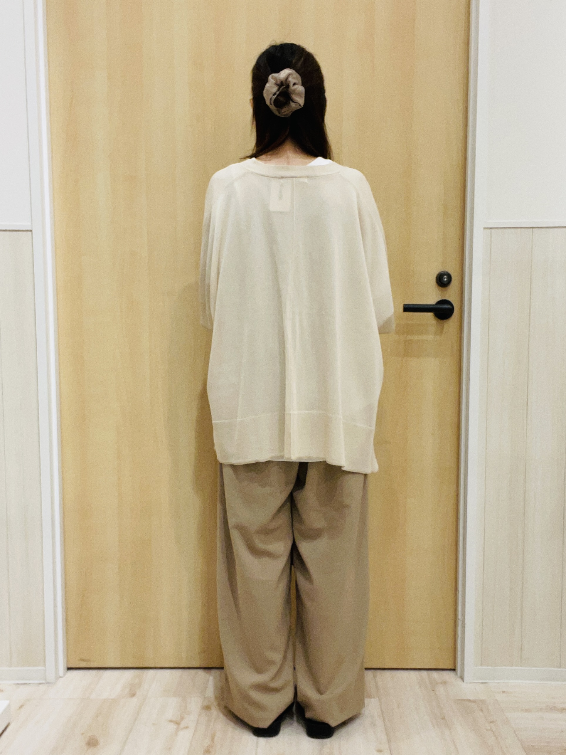 minamiさんの「SHOO･LA･RUE｜【洗濯機可/体型カバー】上品ラメがきらめく シアーポンチョ風カーディガン」を使ったコーディネート