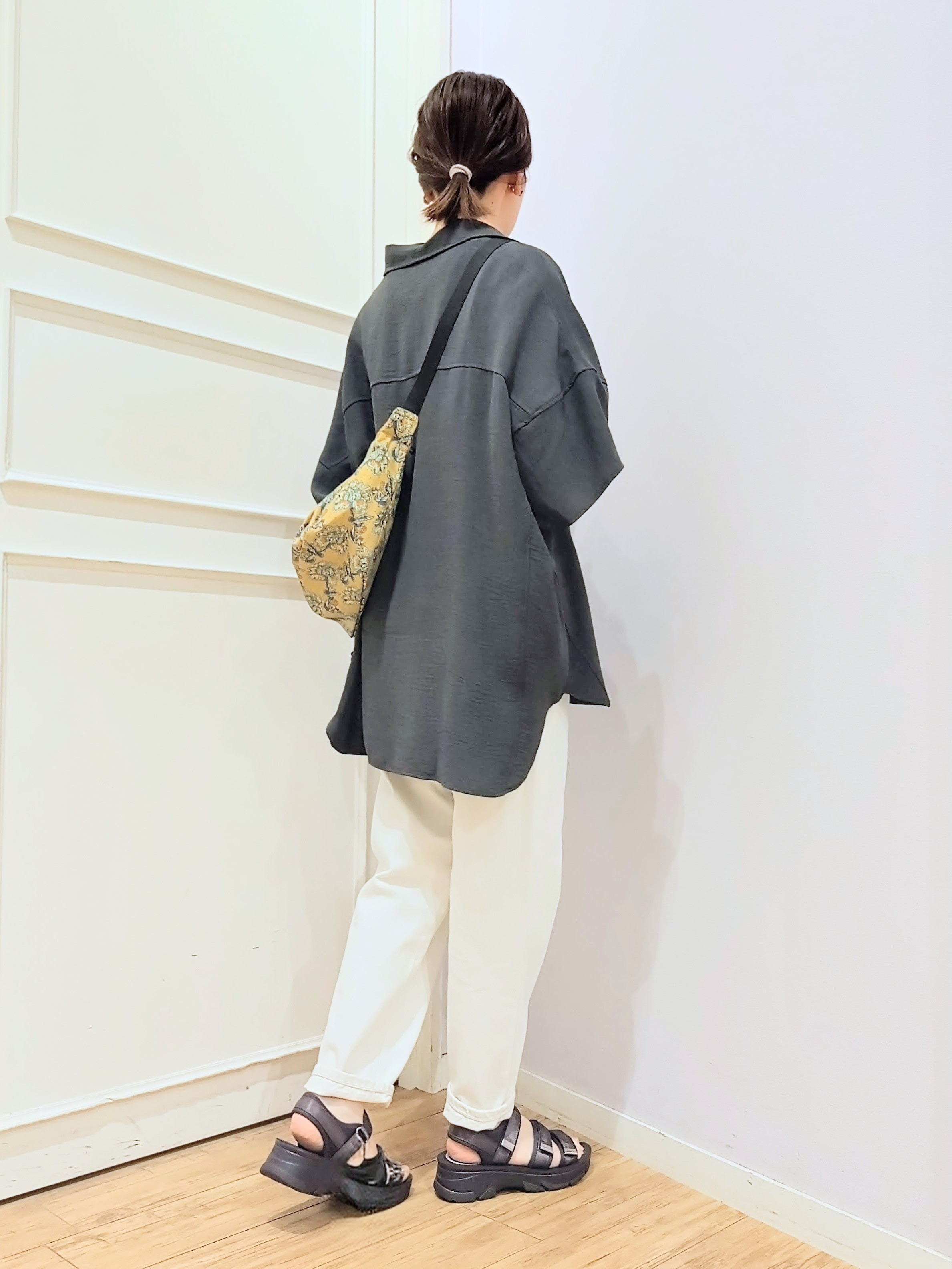 miomioさんの「SHOO･LA･RUE｜【高レビュー/洗濯後しわになりにくい/体型カバー】きちんとゆるっと 大人の抜け感 ポンチョ風カラーシ」を使ったコーディネート