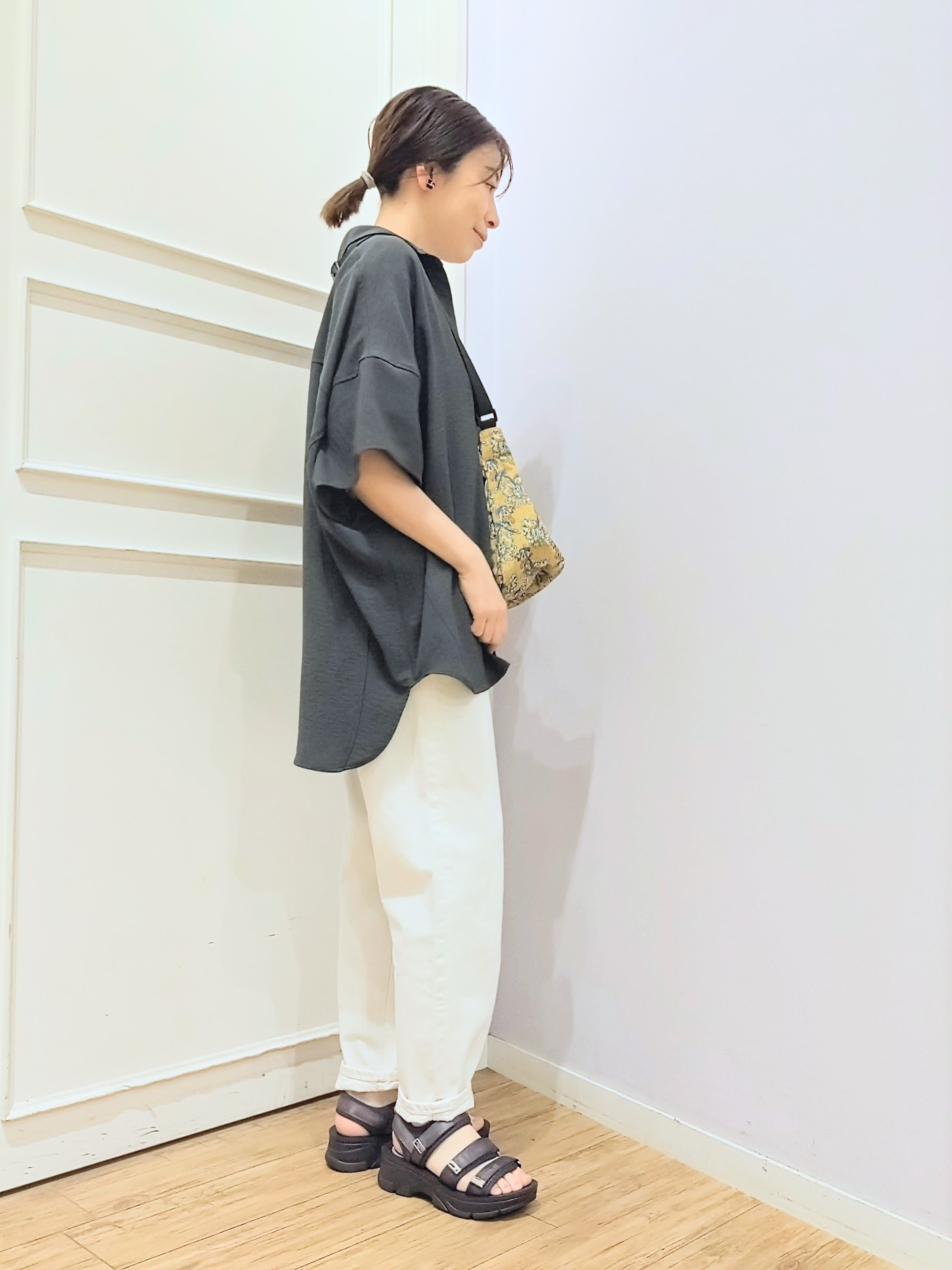 miomioさんの「SHOO･LA･RUE｜【高レビュー/洗濯後しわになりにくい/体型カバー】きちんとゆるっと 大人の抜け感 ポンチョ風カラーシ」を使ったコーディネート