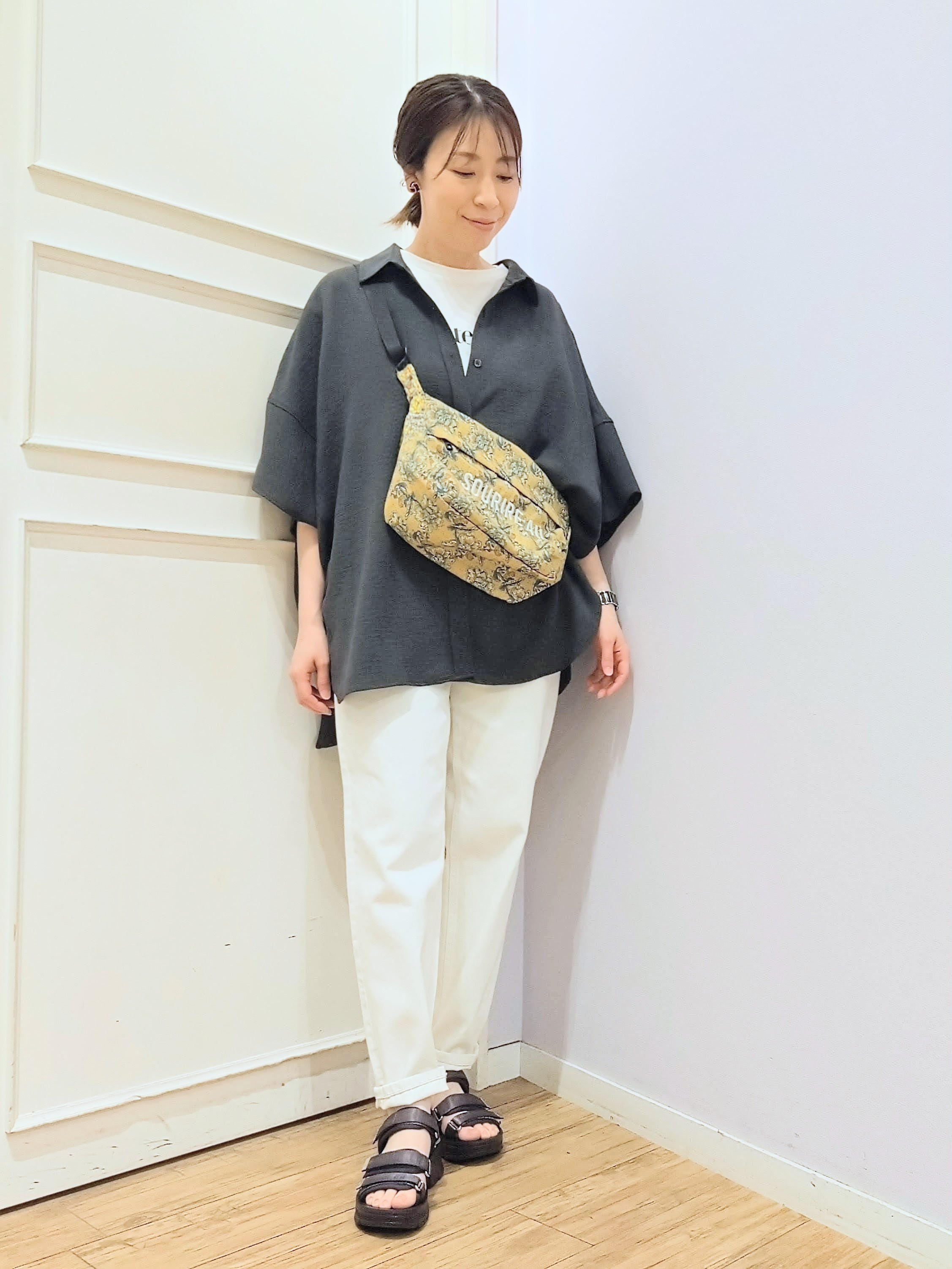 miomioさんの「SHOO･LA･RUE｜【高レビュー/洗濯後しわになりにくい/体型カバー】きちんとゆるっと 大人の抜け感 ポンチョ風カラーシ」を使ったコーディネート