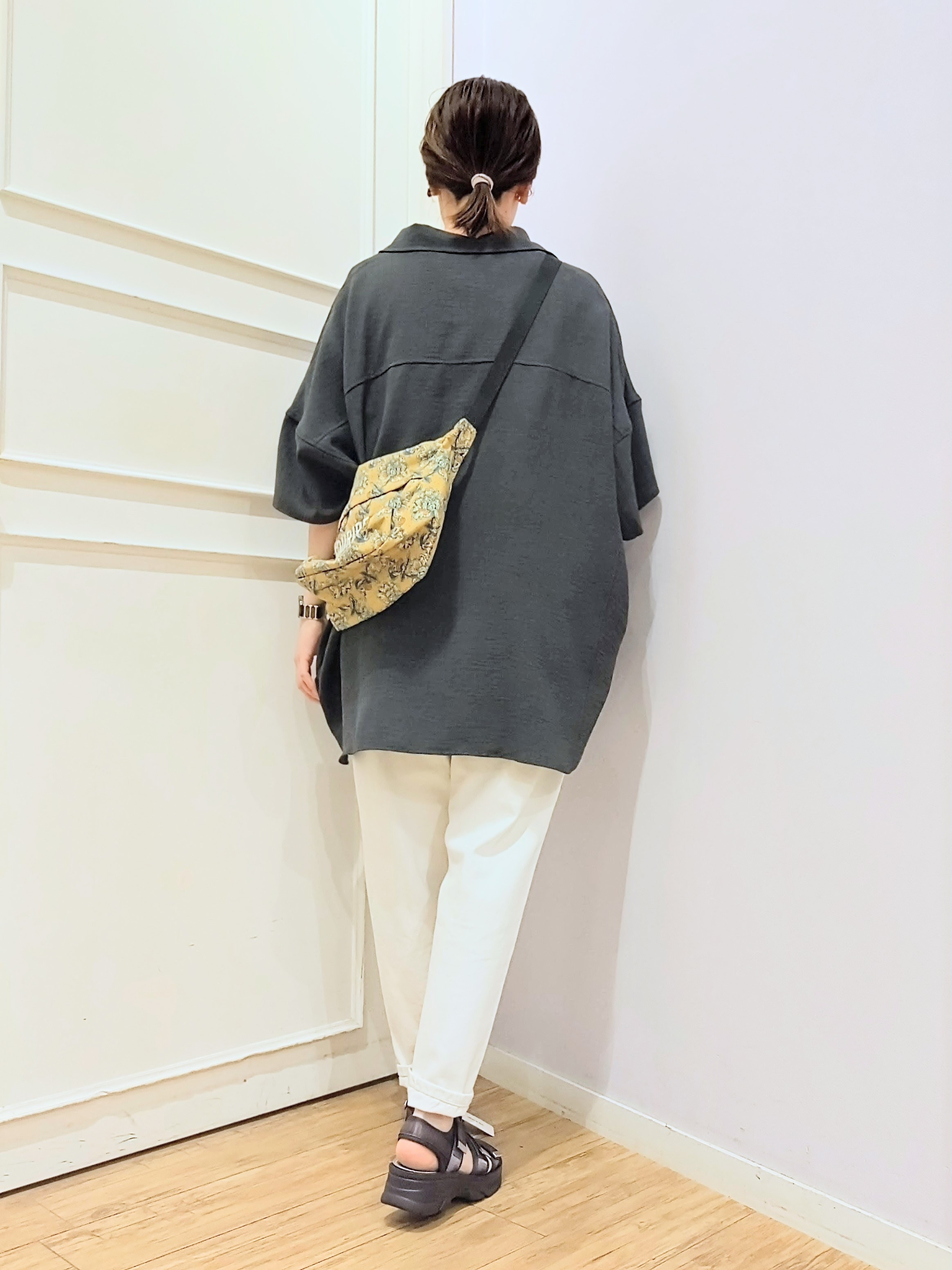 miomioさんの「SHOO･LA･RUE｜【高レビュー/洗濯後しわになりにくい/体型カバー】きちんとゆるっと 大人の抜け感 ポンチョ風カラーシ」を使ったコーディネート