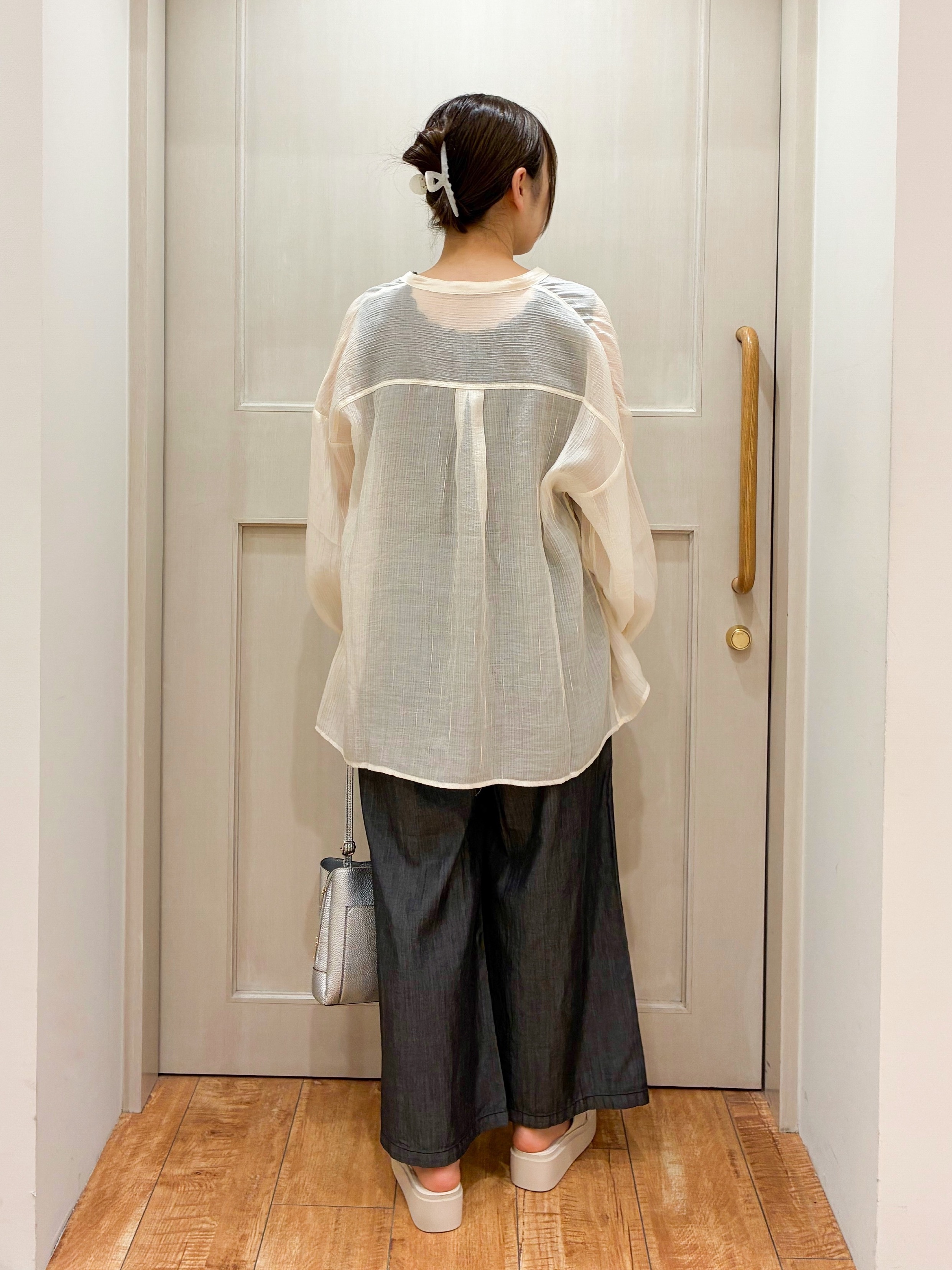 kawaさんの「SHOO･LA･RUE｜【S-LL】大人のシアー感 風合い楽しむバンドカラーシャツ」を使ったコーディネート