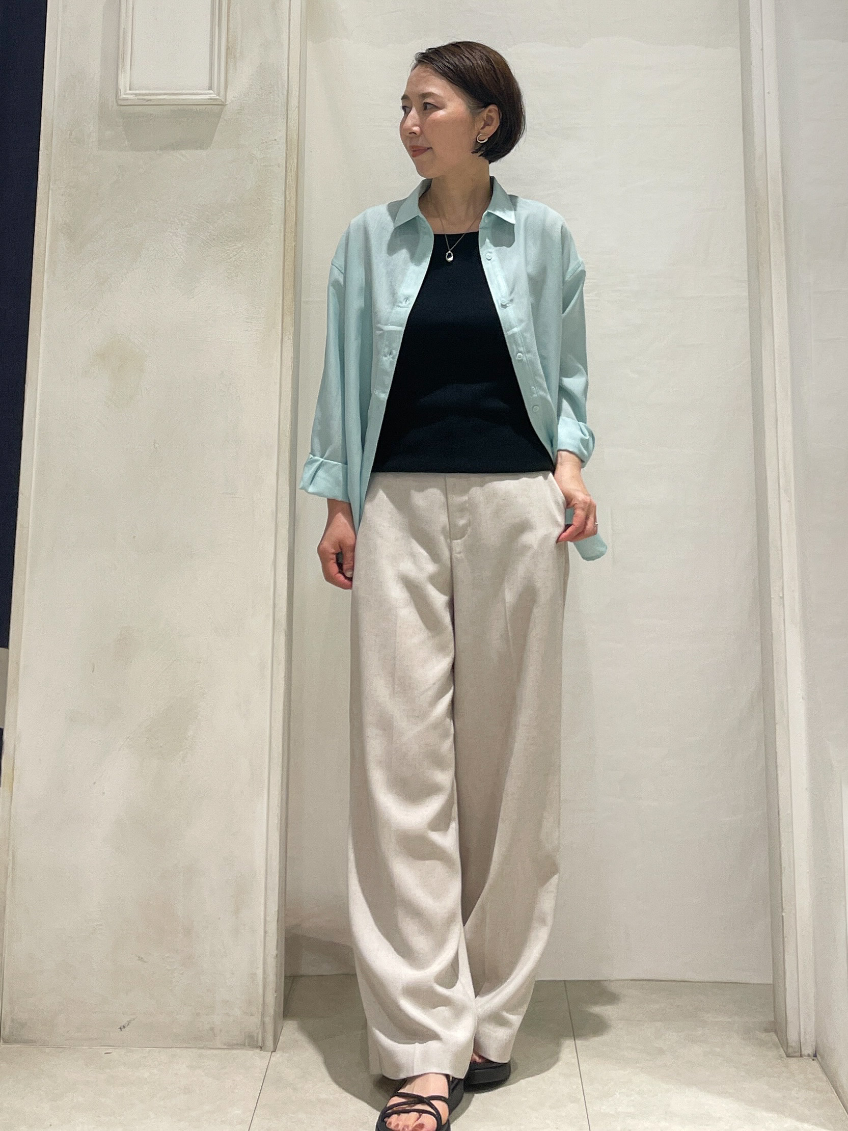 hiroさんの「grove｜【洗濯機OK】朝晩の気温差に◎軽やかシアーシャツ」を使ったコーディネート
