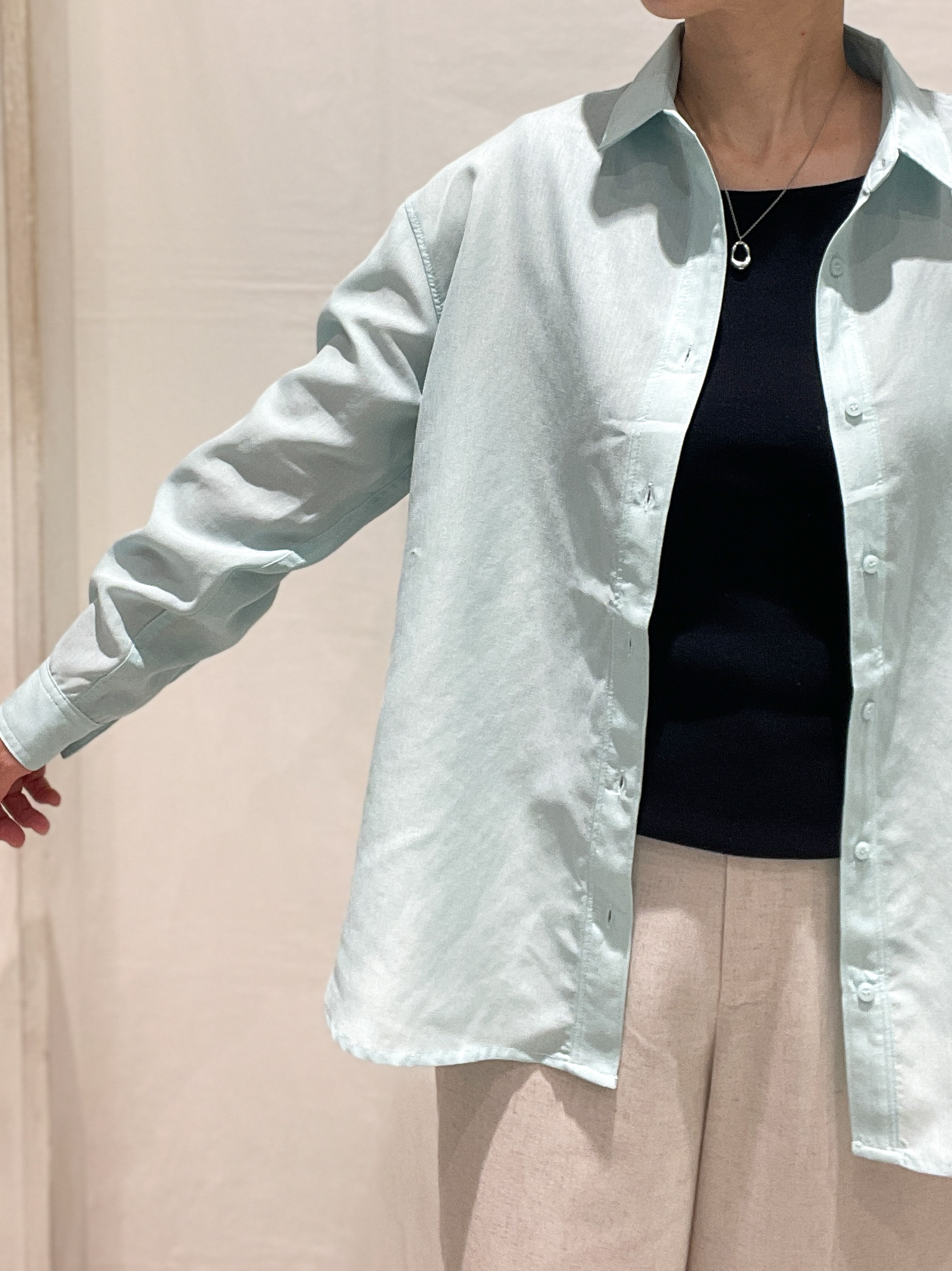 hiroさんの「grove｜【洗濯機OK】朝晩の気温差に◎軽やかシアーシャツ」を使ったコーディネート