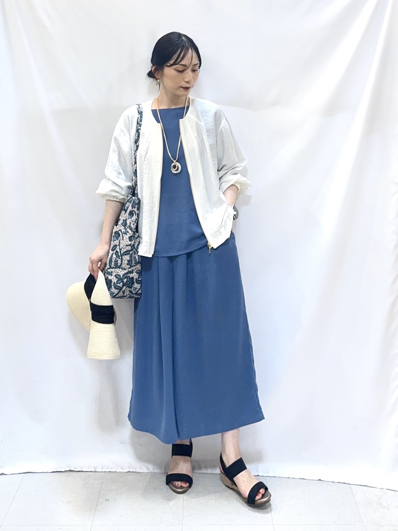 𝐇𝐢𝐫𝐨𝐦𝐢さんの「SHOO･LA･RUE｜【セットアップ可/S-LL/洗濯機可】体型カバーも叶う さらり麻調シャーリングブラウス」を使ったコーディネート