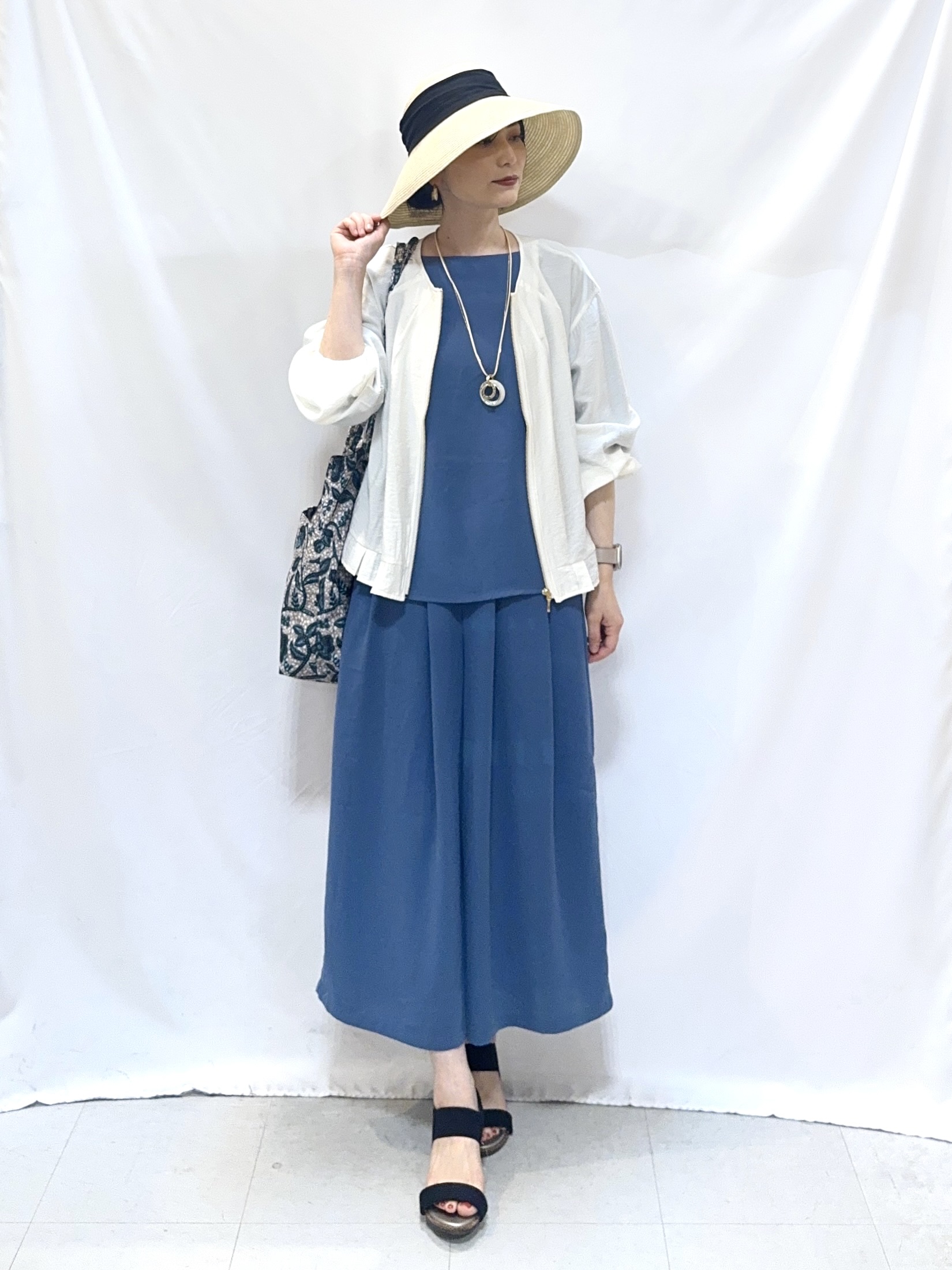 𝐇𝐢𝐫𝐨𝐦𝐢さんの「SHOO･LA･RUE｜【セットアップ可/S-LL/洗濯機可】体型カバーも叶う さらり麻調シャーリングブラウス」を使ったコーディネート