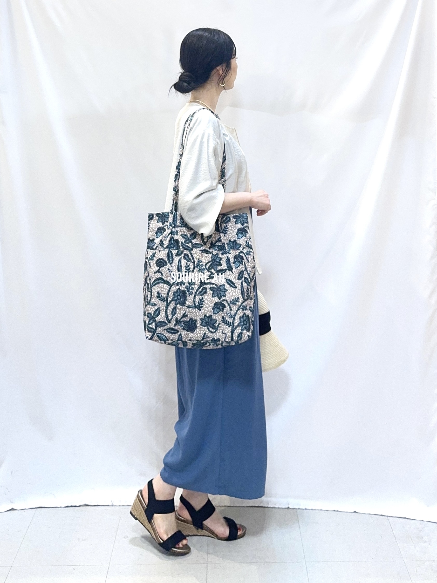 𝐇𝐢𝐫𝐨𝐦𝐢さんの「SHOO･LA･RUE｜【セットアップ可/S-LL/洗濯機可】体型カバーも叶う さらり麻調シャーリングブラウス」を使ったコーディネート