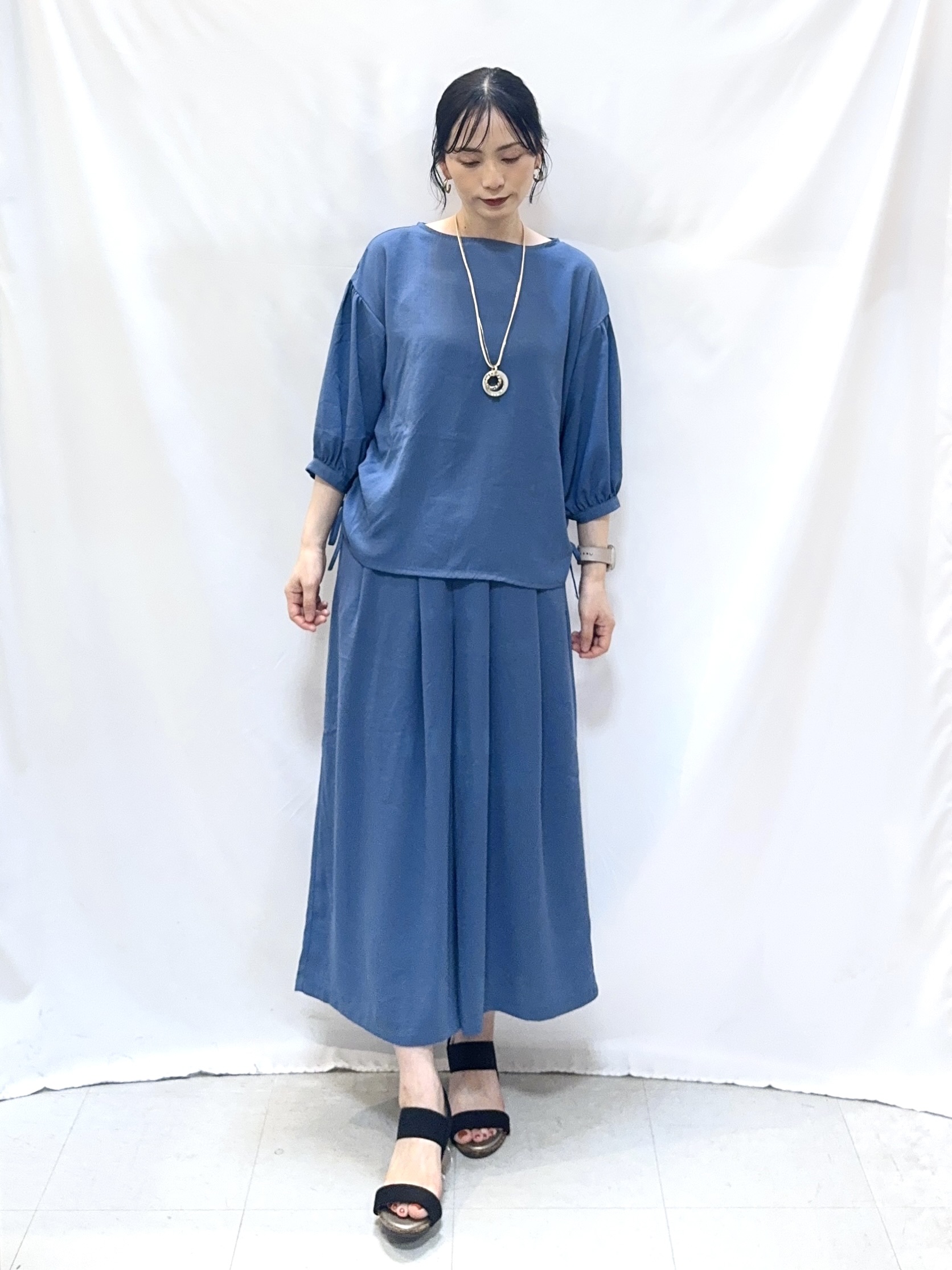 𝐇𝐢𝐫𝐨𝐦𝐢さんの「SHOO･LA･RUE｜【セットアップ可/S-LL/洗濯機可】体型カバーも叶う さらり麻調シャーリングブラウス」を使ったコーディネート