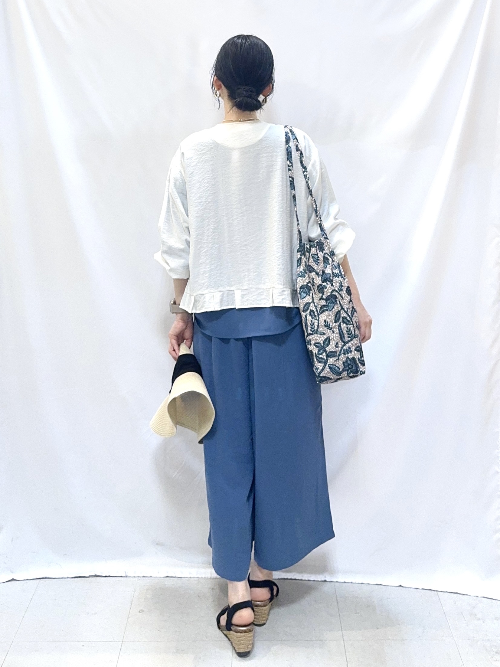 𝐇𝐢𝐫𝐨𝐦𝐢さんの「SHOO･LA･RUE｜【セットアップ可/S-LL/洗濯機可】体型カバーも叶う さらり麻調シャーリングブラウス」を使ったコーディネート