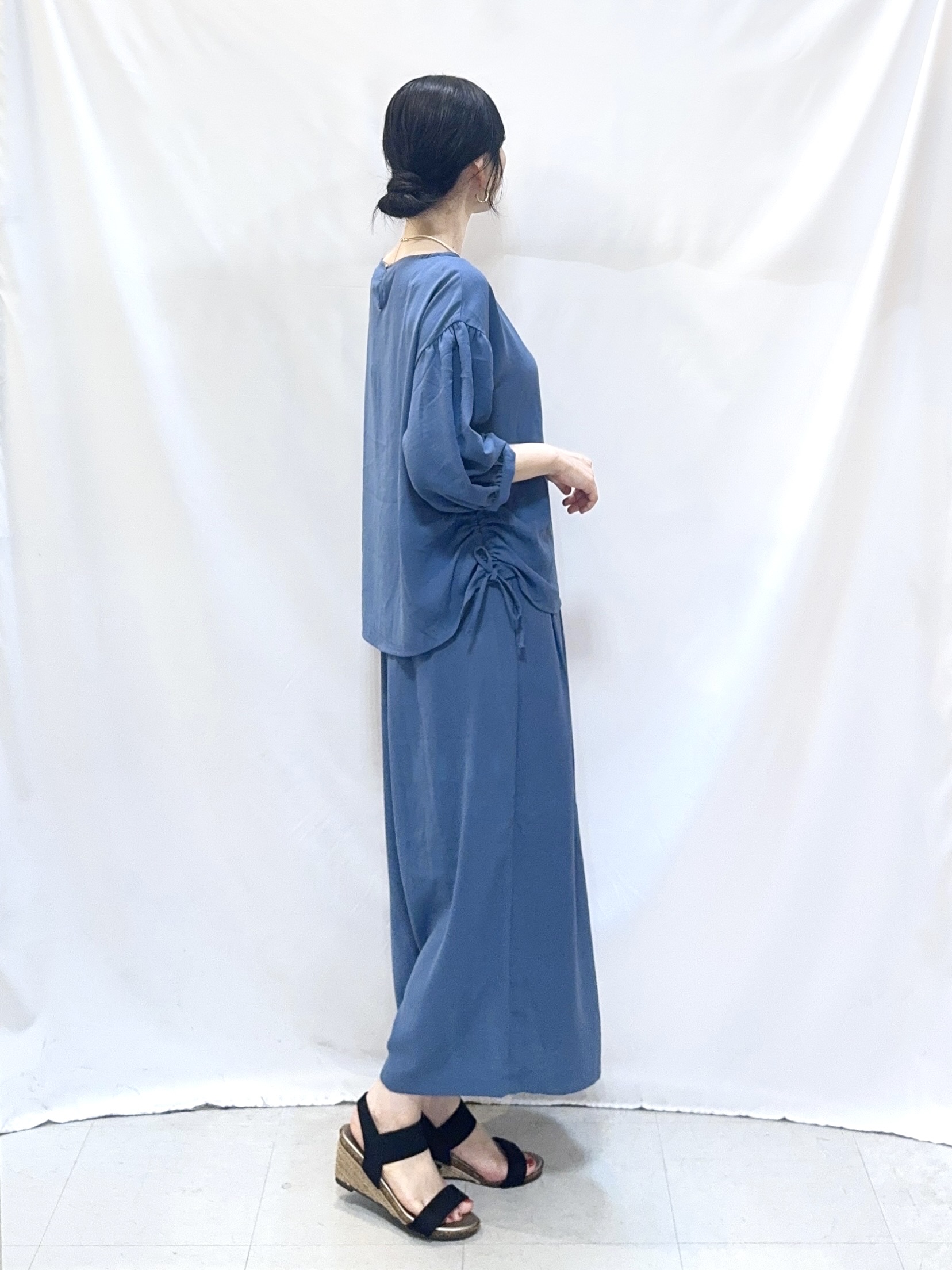 𝐇𝐢𝐫𝐨𝐦𝐢さんの「SHOO･LA･RUE｜【セットアップ可/S-LL/洗濯機可】体型カバーも叶う さらり麻調シャーリングブラウス」を使ったコーディネート