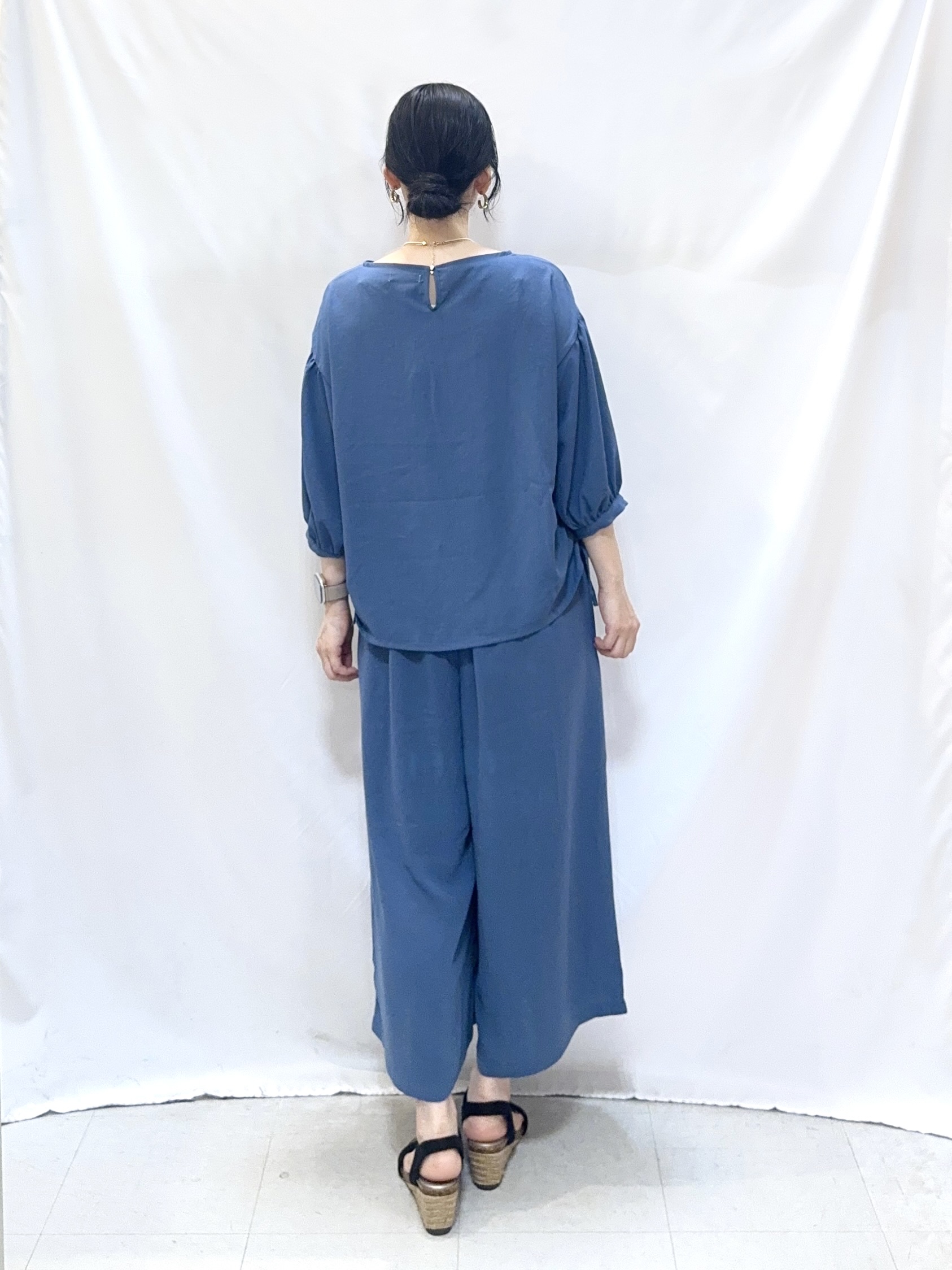 𝐇𝐢𝐫𝐨𝐦𝐢さんの「SHOO･LA･RUE｜【セットアップ可/S-LL/洗濯機可】体型カバーも叶う さらり麻調シャーリングブラウス」を使ったコーディネート
