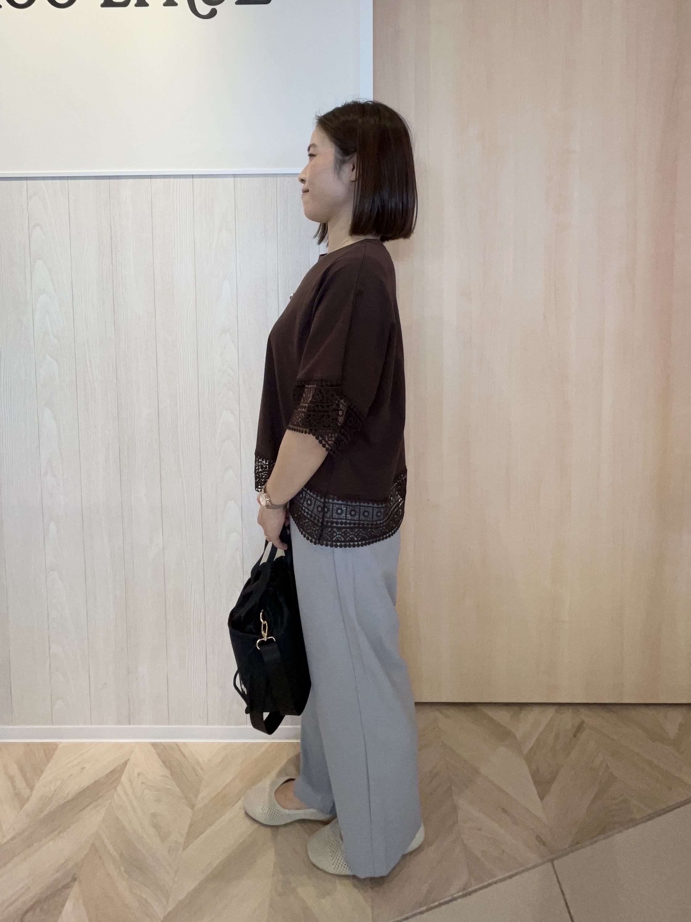 tomoさんの「SHOO･LA･RUE｜【洗濯機可/体型カバー/S-LL】レース使いがポイント デザインTシャツ」を使ったコーディネート