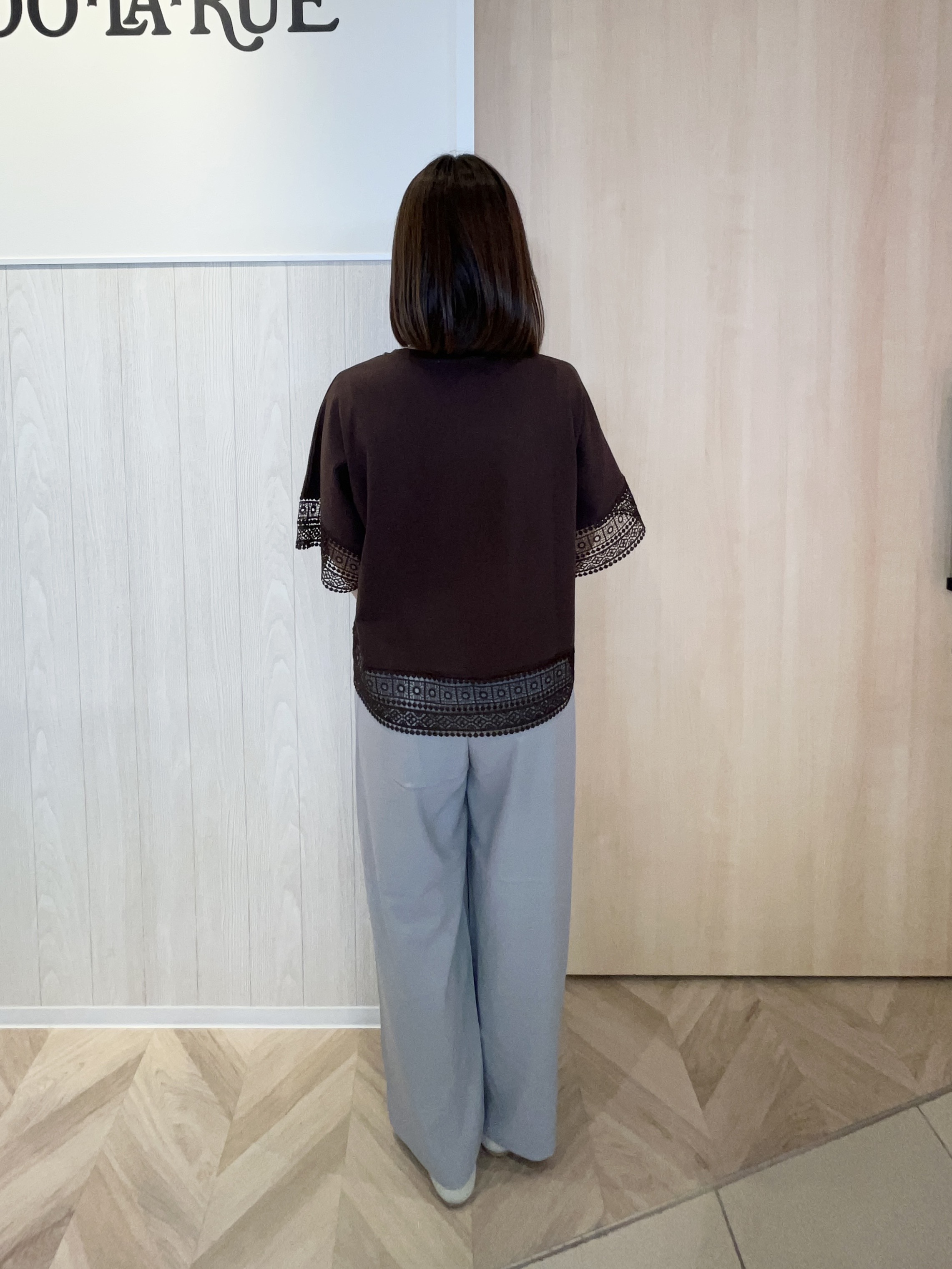 tomoさんの「SHOO･LA･RUE｜【洗濯機可/体型カバー/S-LL】レース使いがポイント デザインTシャツ」を使ったコーディネート