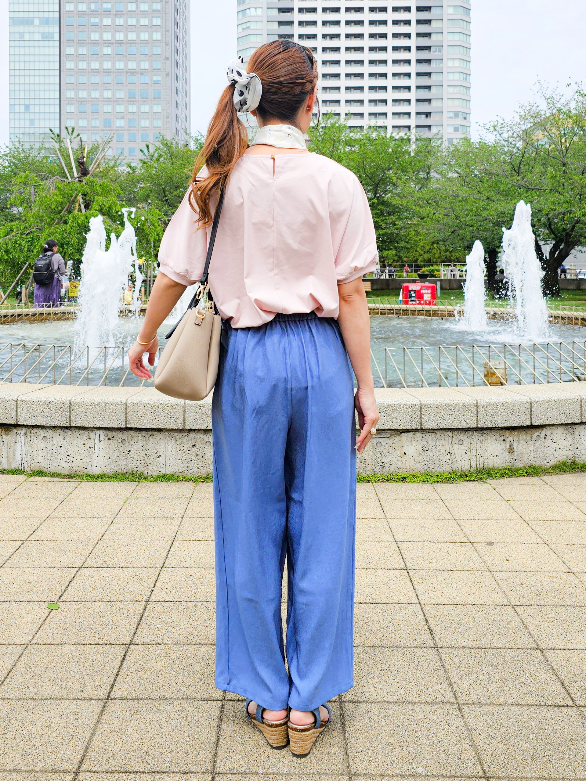 ゆゆさんの「SHOO･LA･RUE｜【洗濯後しわになりにくい】インせず着られる さらっとタッチのドルマンブラウス」を使ったコーディネート