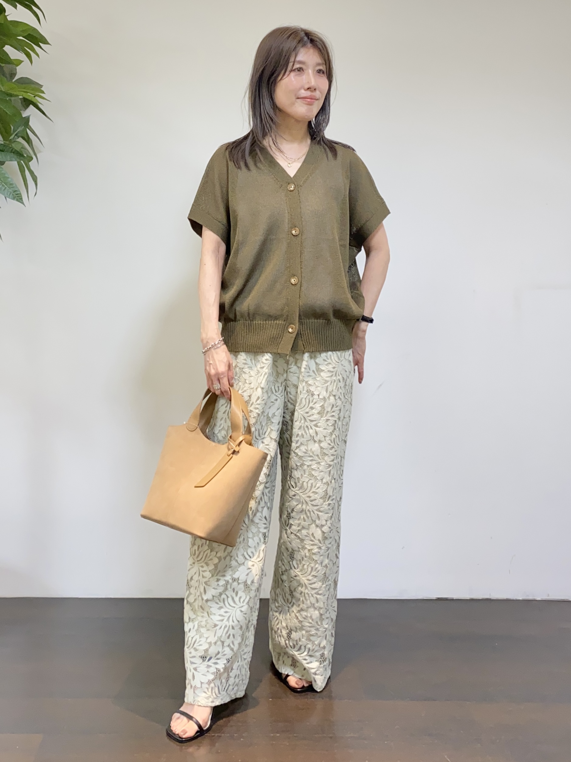 tomoさんの「UNTITLED｜【洗える/清涼感】ドライタッチスリーブレスカーディガン」を使ったコーディネート