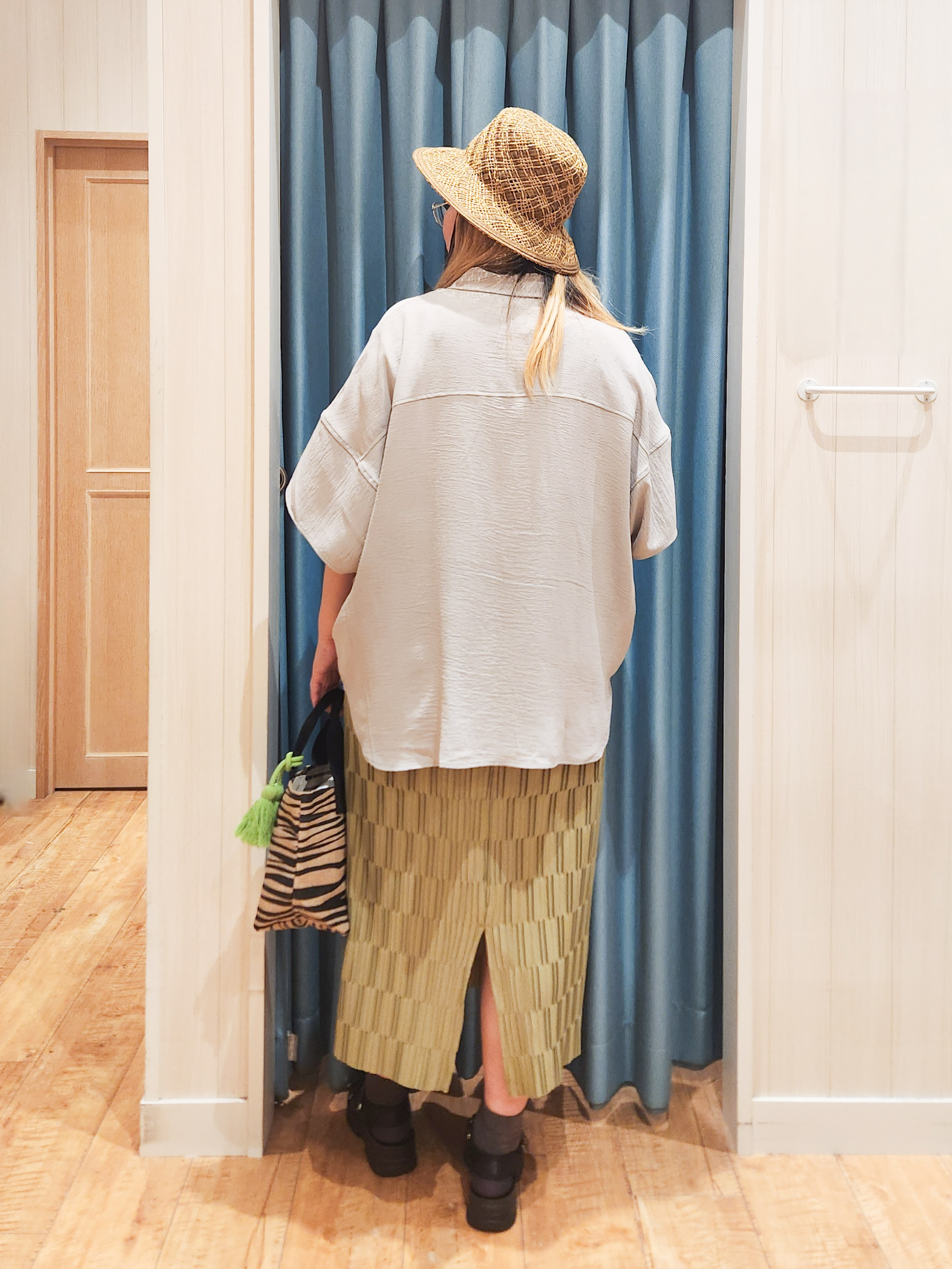 れーやんさんの「SHOO･LA･RUE｜【高レビュー/洗濯後しわになりにくい/体型カバー】きちんとゆるっと 大人の抜け感 ポンチョ風カラーシ」を使ったコーディネート