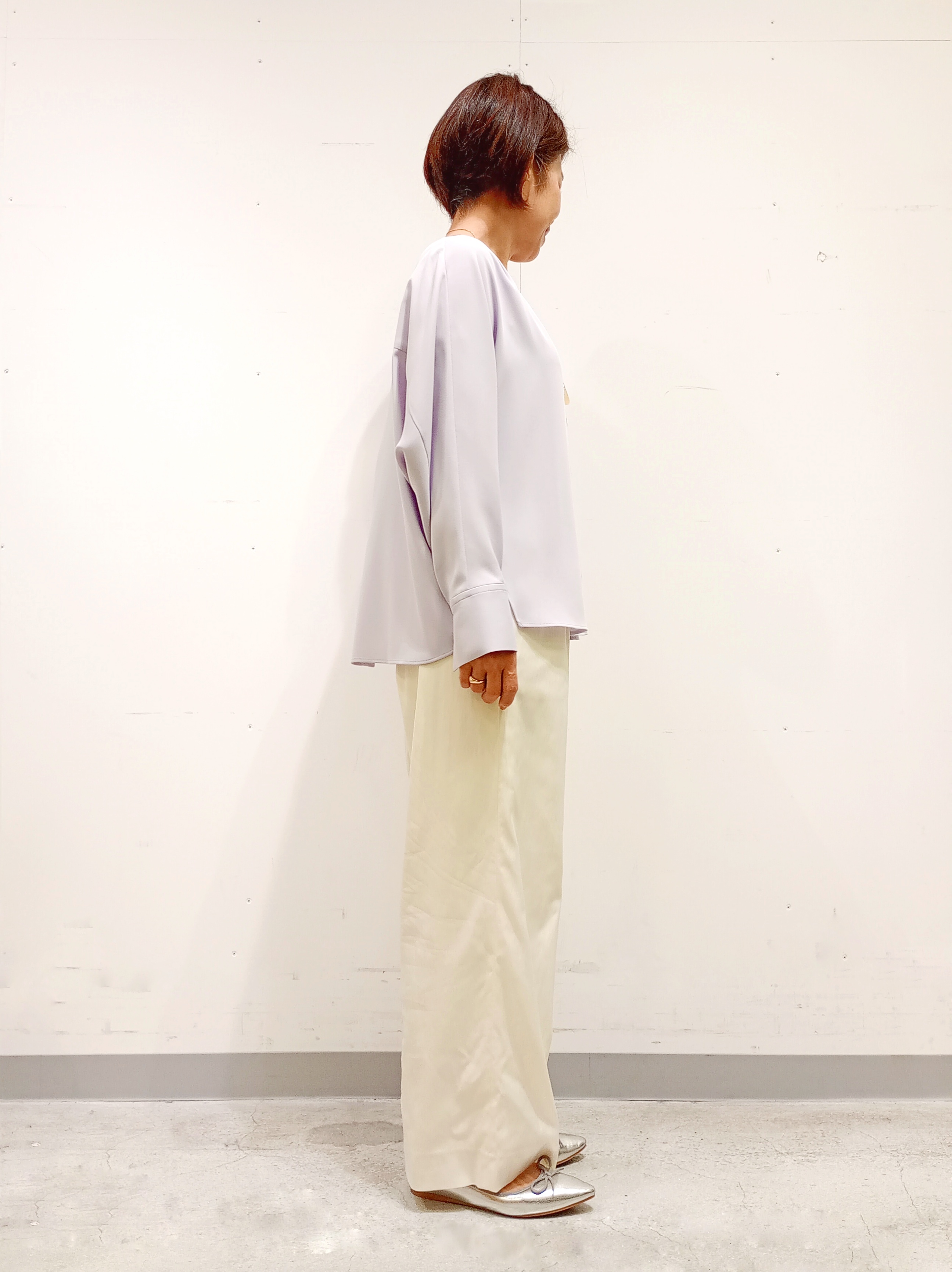 Kさんの「INDIVI｜【洗える／UVケア／マットサテン】Vネックドルマンスリーブブラウス」を使ったコーディネート