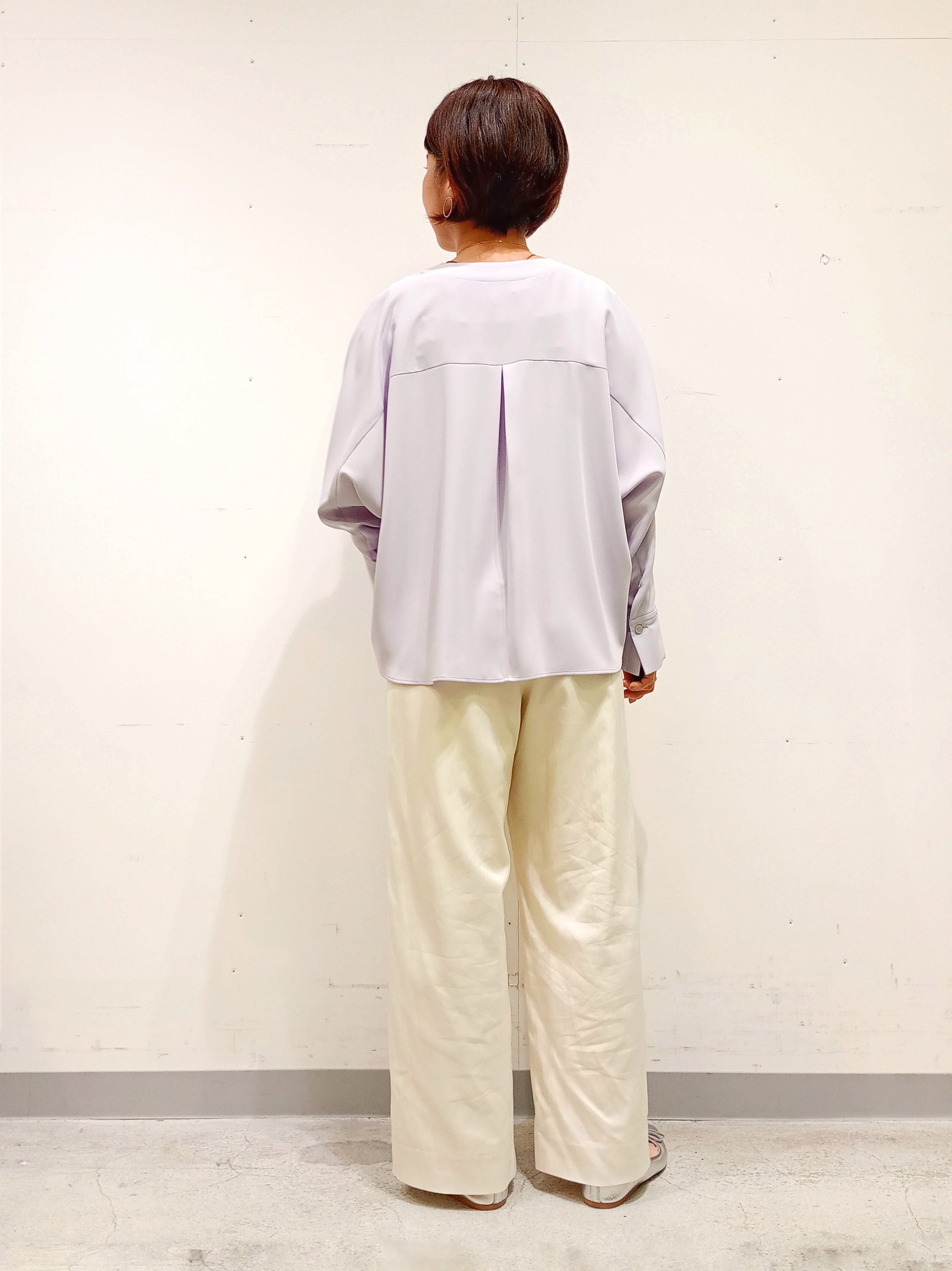 Kさんの「INDIVI｜【洗える／UVケア／マットサテン】Vネックドルマンスリーブブラウス」を使ったコーディネート