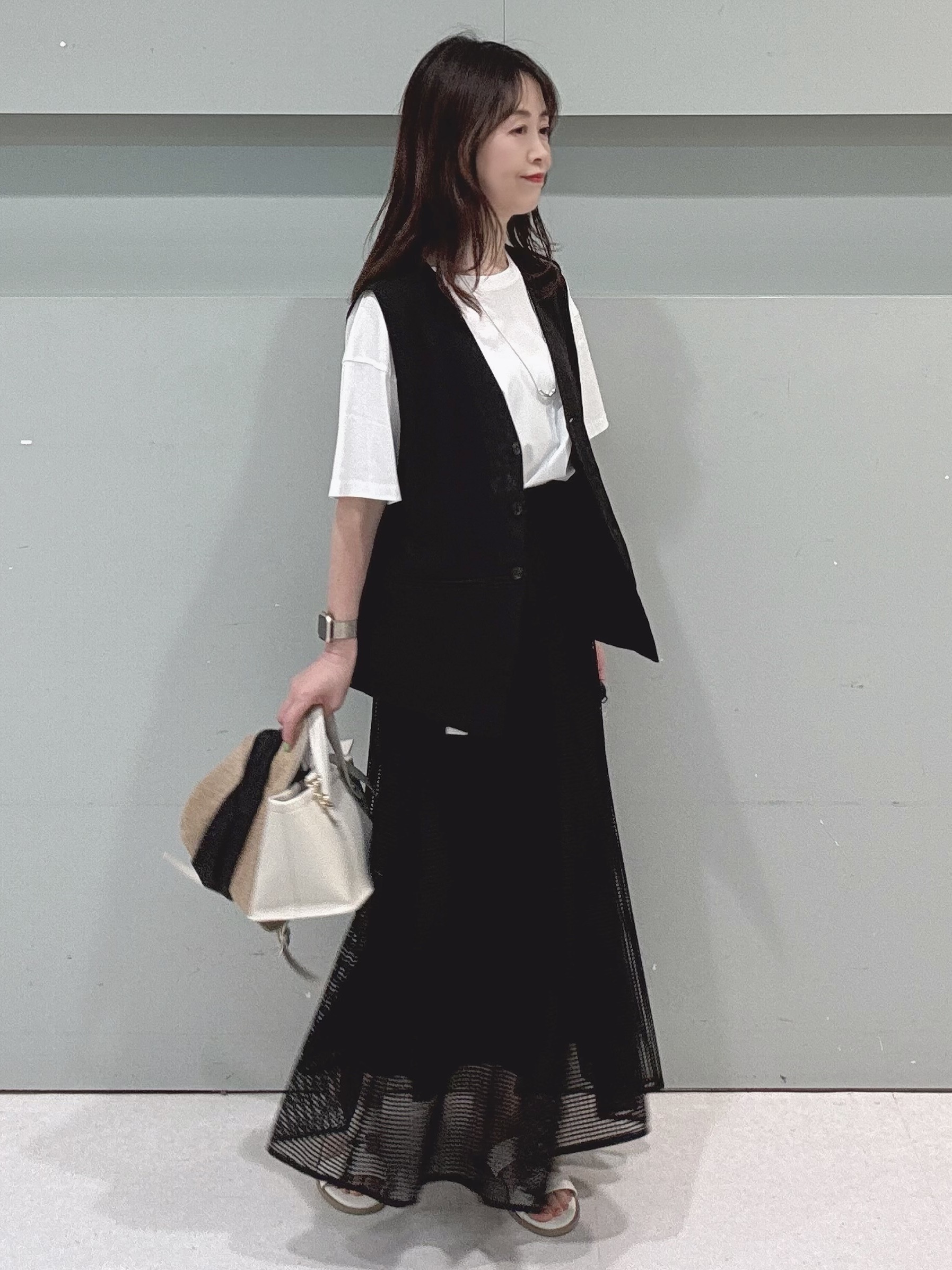makiさんの「UNTITLED｜◆【セットアップ可/接触冷感/通気性】ドライシアーVネックジレ」を使ったコーディネート