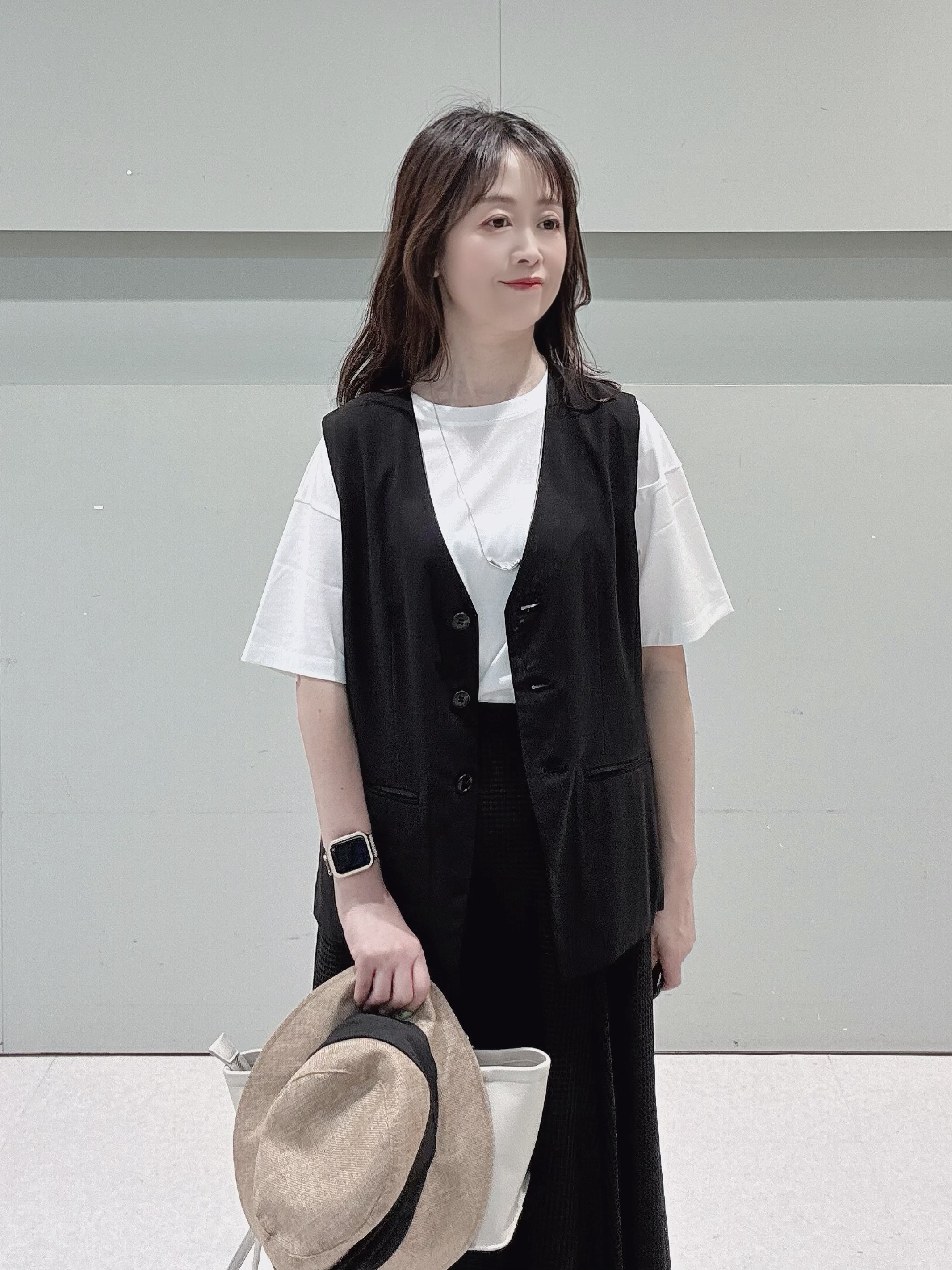 makiさんの「UNTITLED｜◆【セットアップ可/接触冷感/通気性】ドライシアーVネックジレ」を使ったコーディネート