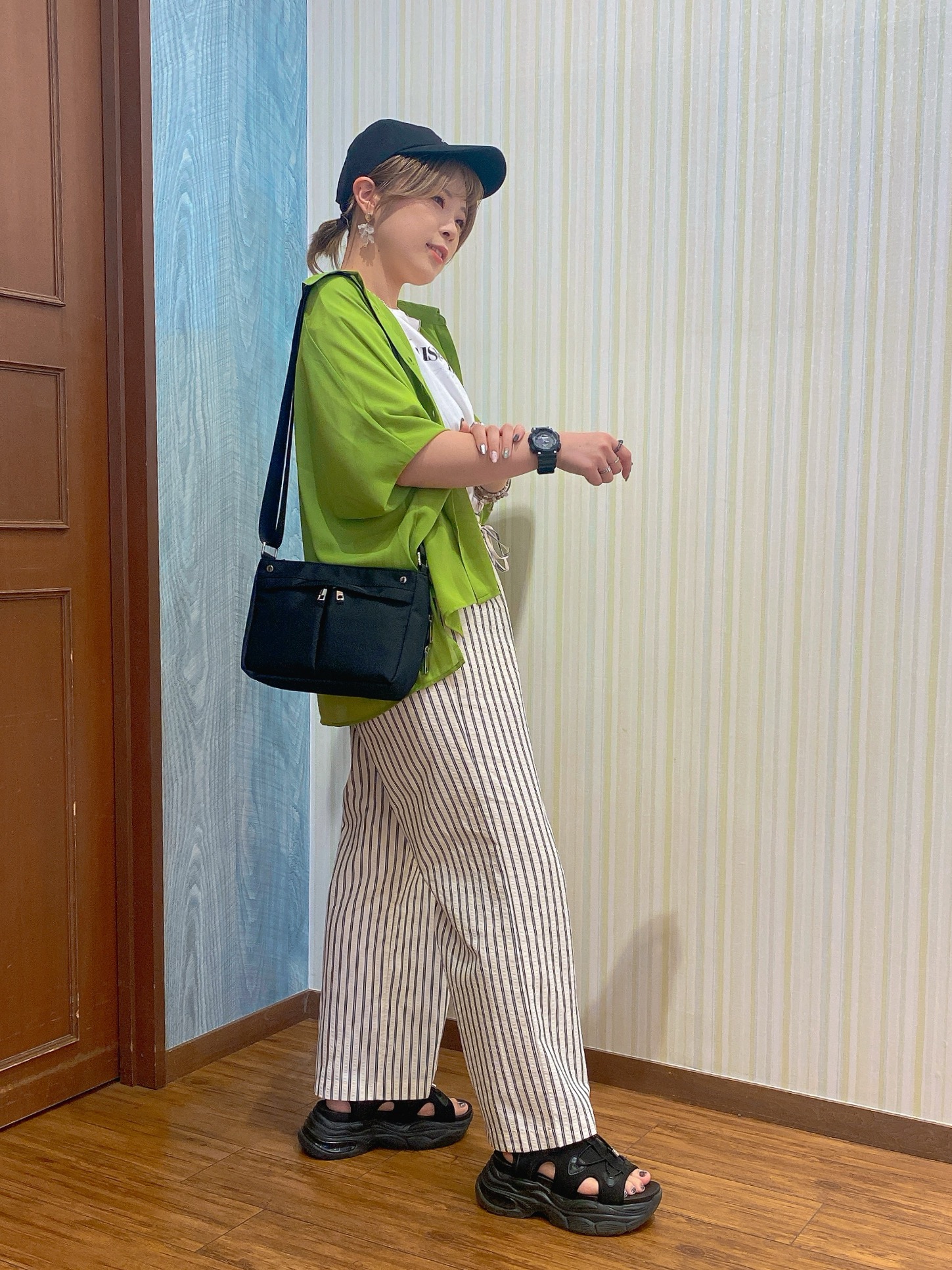 ayaさんの「SHOO･LA･RUE｜【洗濯機可/体型カバー】羽織るだけで雰囲気変わる 柄アソート ポンチョ風シアーシャツ」を使ったコーディネート