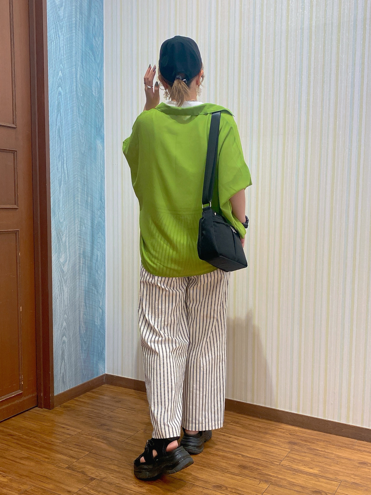 ayaさんの「SHOO･LA･RUE｜【洗濯機可/体型カバー】羽織るだけで雰囲気変わる 柄アソート ポンチョ風シアーシャツ」を使ったコーディネート