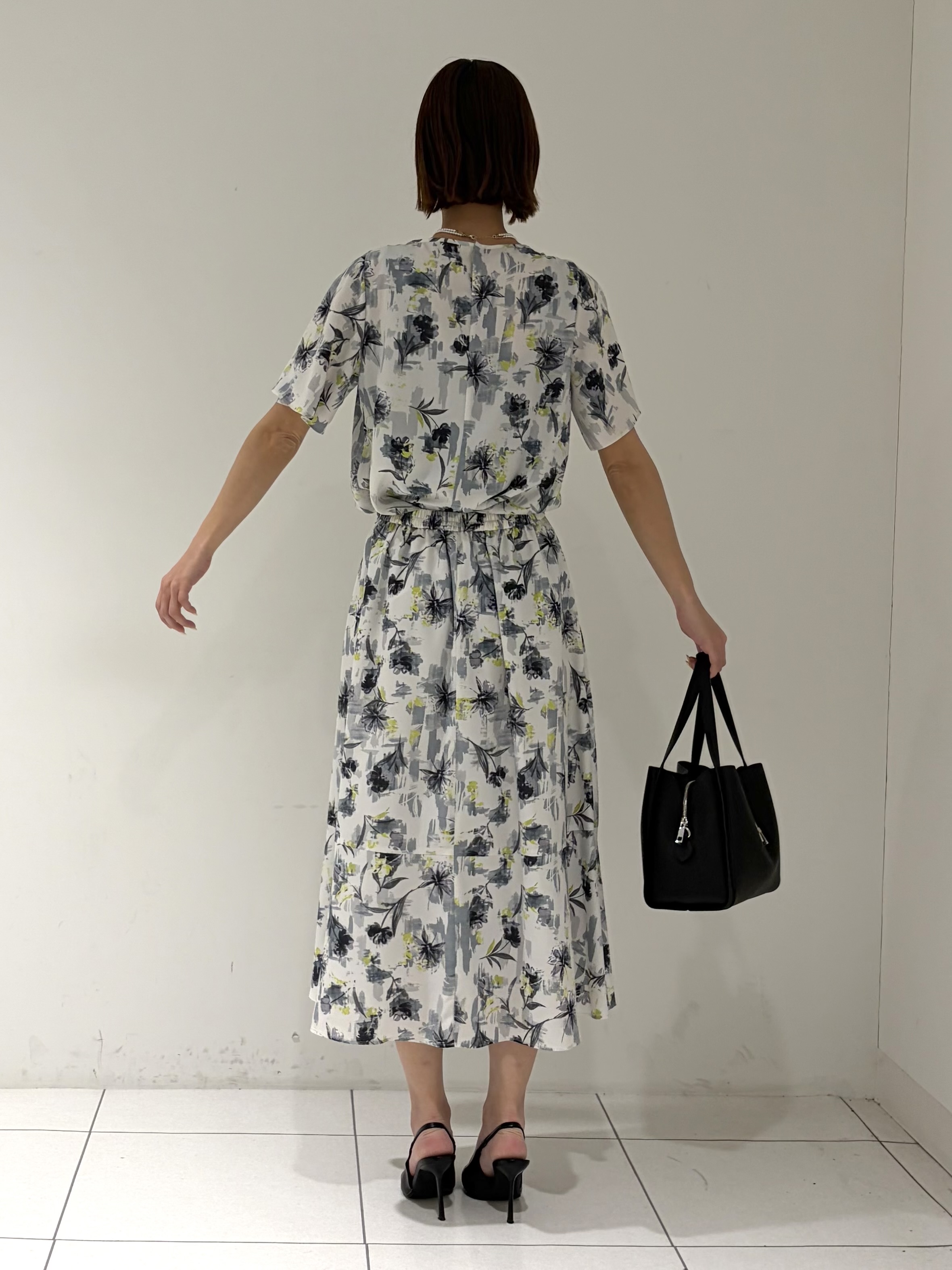 shioriさんの「INDIVI｜【洗える／SETUP可能】アートフラワープリントブラウス」を使ったコーディネート
