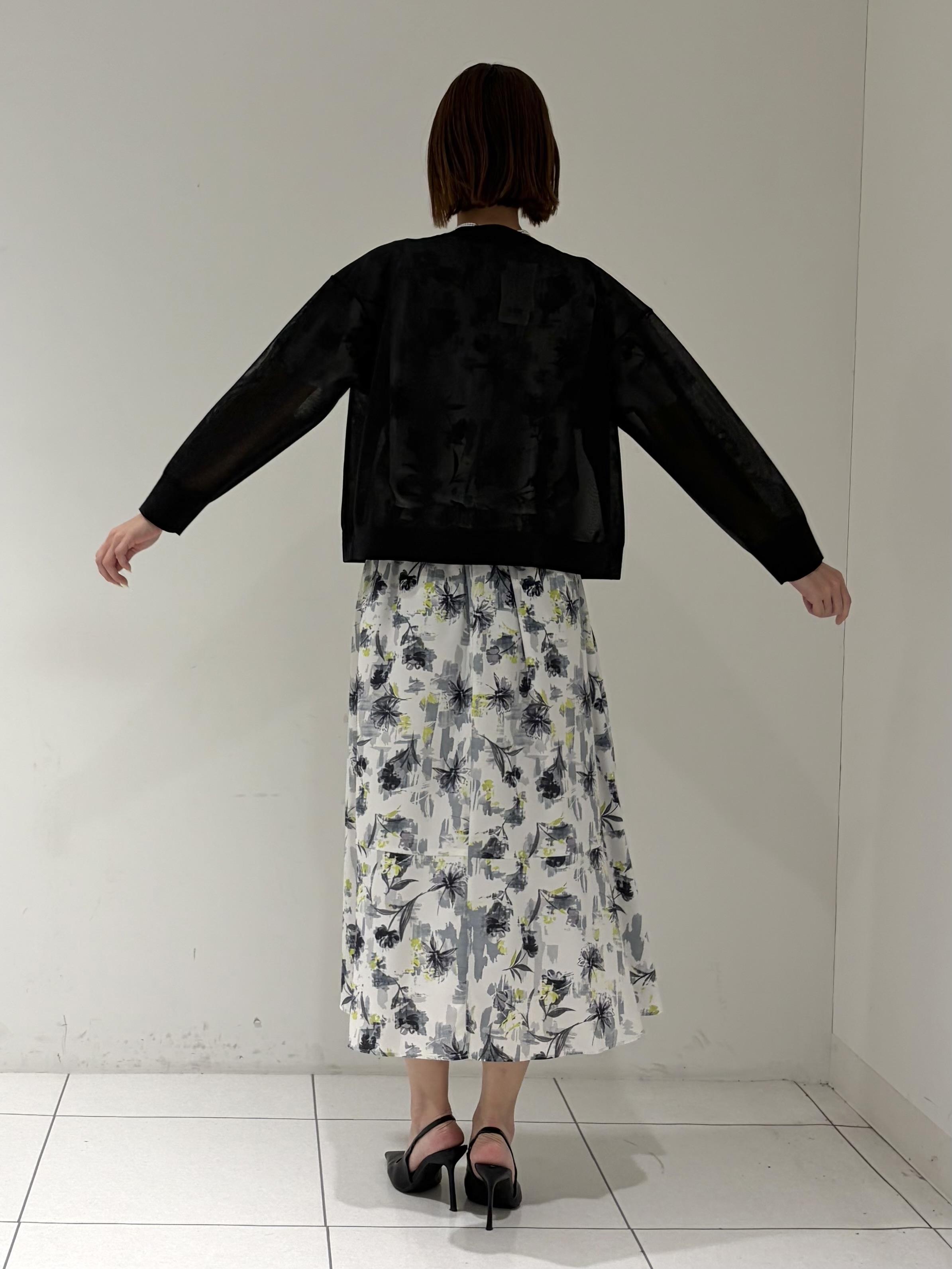 shioriさんの「INDIVI｜【洗える／SETUP可能】アートフラワープリントブラウス」を使ったコーディネート