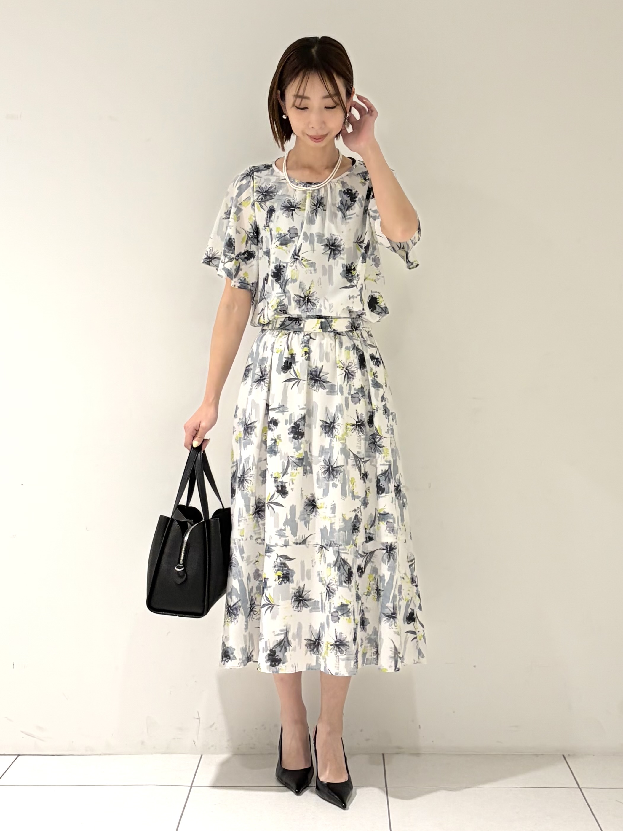 shioriさんの「INDIVI｜【洗える／SETUP可能】アートフラワープリントブラウス」を使ったコーディネート