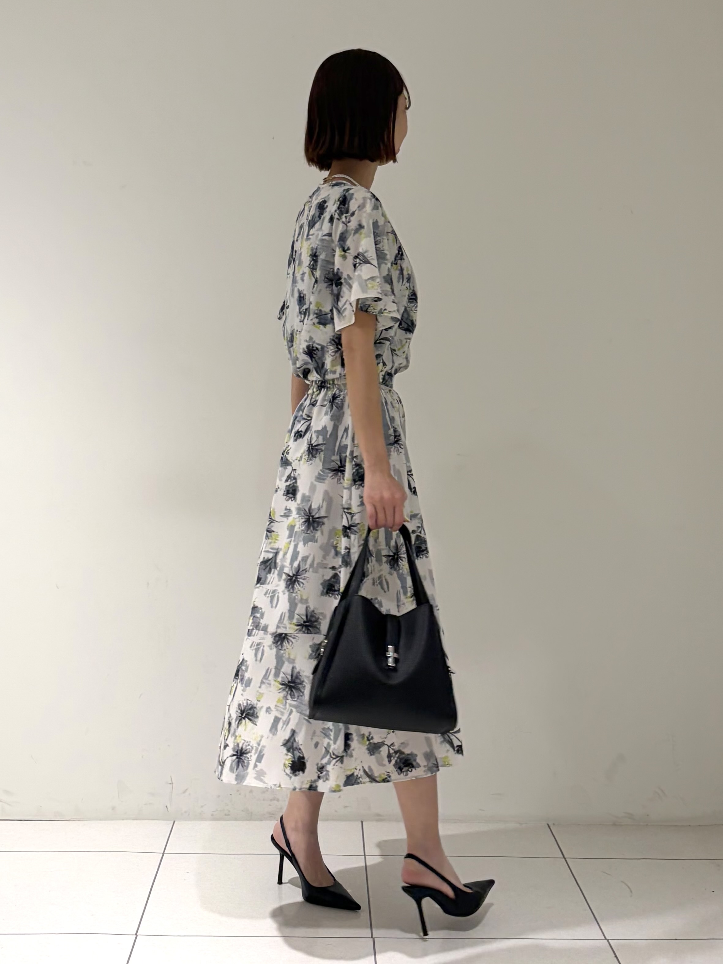 shioriさんの「INDIVI｜【洗える／SETUP可能】アートフラワープリントブラウス」を使ったコーディネート