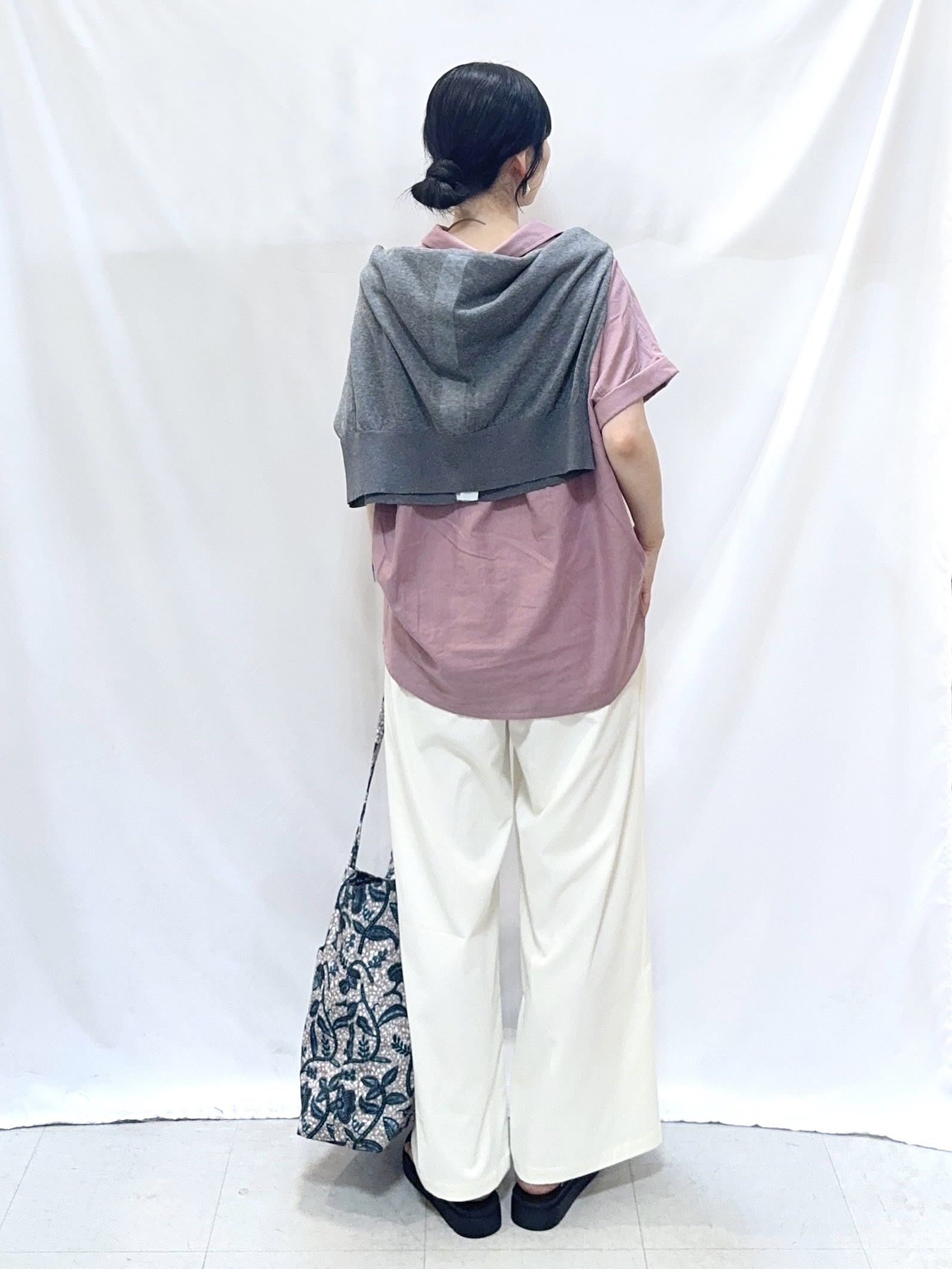 𝐇𝐢𝐫𝐨𝐦𝐢さんの「SHOO･LA･RUE｜【UV/吸水速乾/抗菌防臭】インせず着られる フレンチリネンスキッパーシャツ」を使ったコーディネート