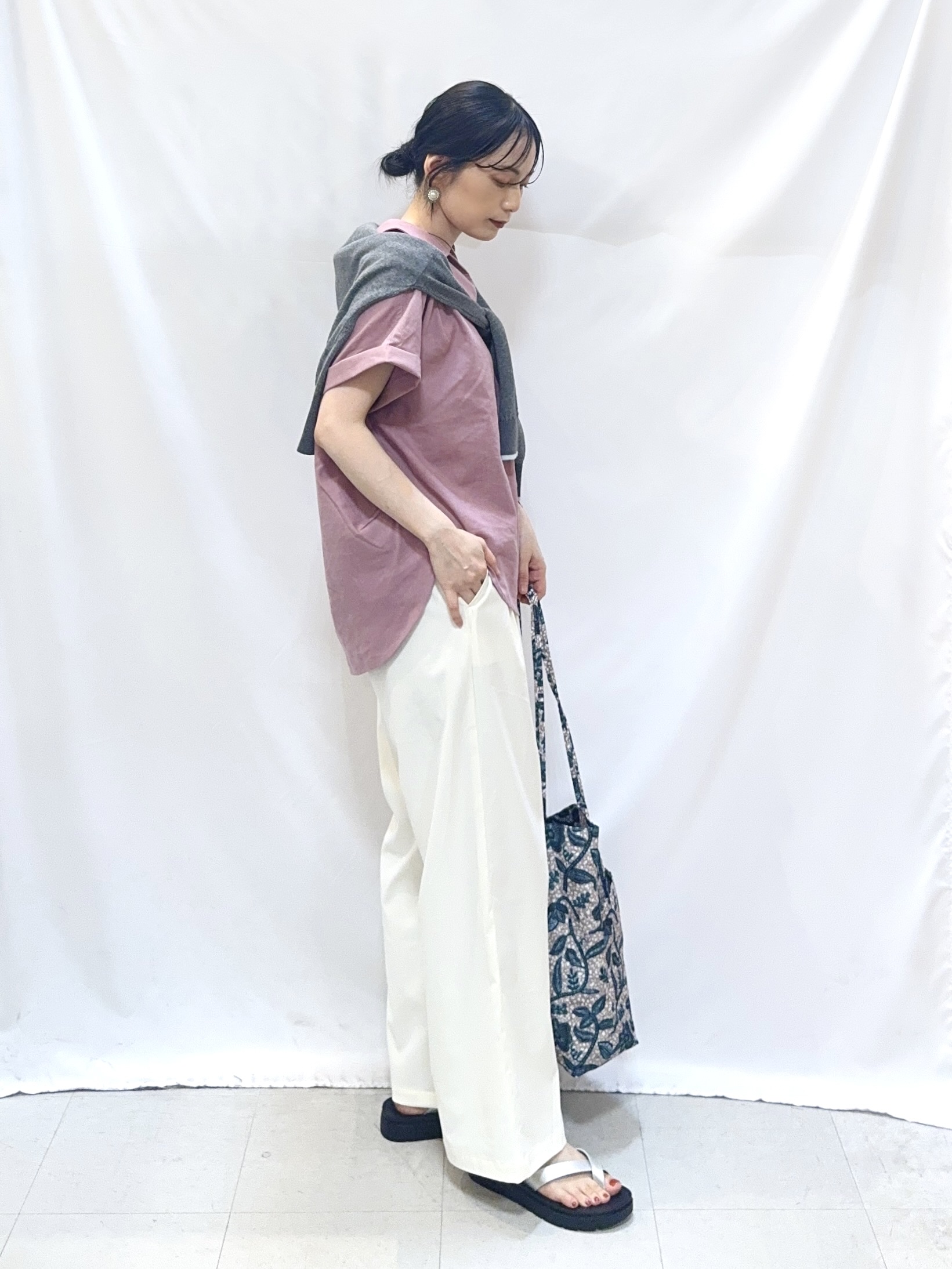 𝐇𝐢𝐫𝐨𝐦𝐢さんの「SHOO･LA･RUE｜【UV/吸水速乾/抗菌防臭】インせず着られる フレンチリネンスキッパーシャツ」を使ったコーディネート