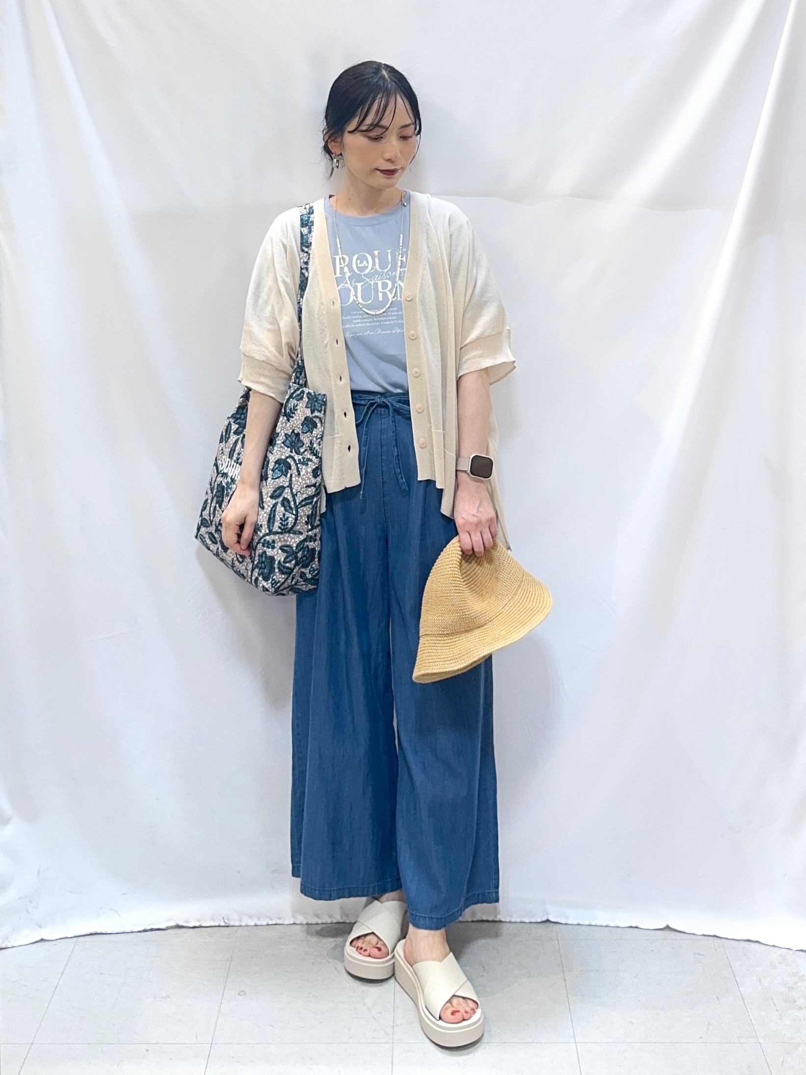 𝐇𝐢𝐫𝐨𝐦𝐢さんの「SHOO･LA･RUE｜【洗濯機可/体型カバー】上品ラメがきらめく シアーポンチョ風カーディガン」を使ったコーディネート