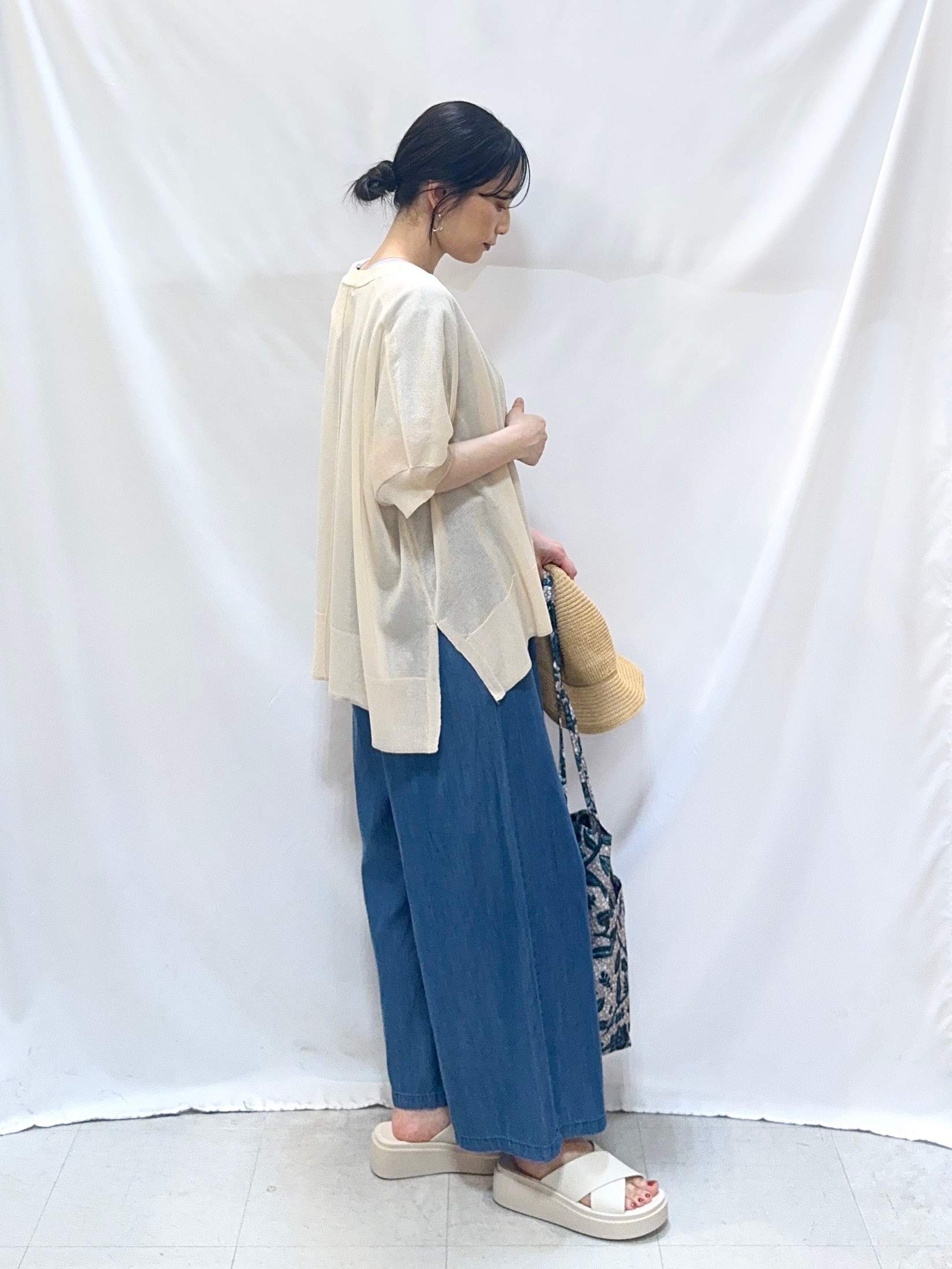 𝐇𝐢𝐫𝐨𝐦𝐢さんの「SHOO･LA･RUE｜【洗濯機可/体型カバー】上品ラメがきらめく シアーポンチョ風カーディガン」を使ったコーディネート