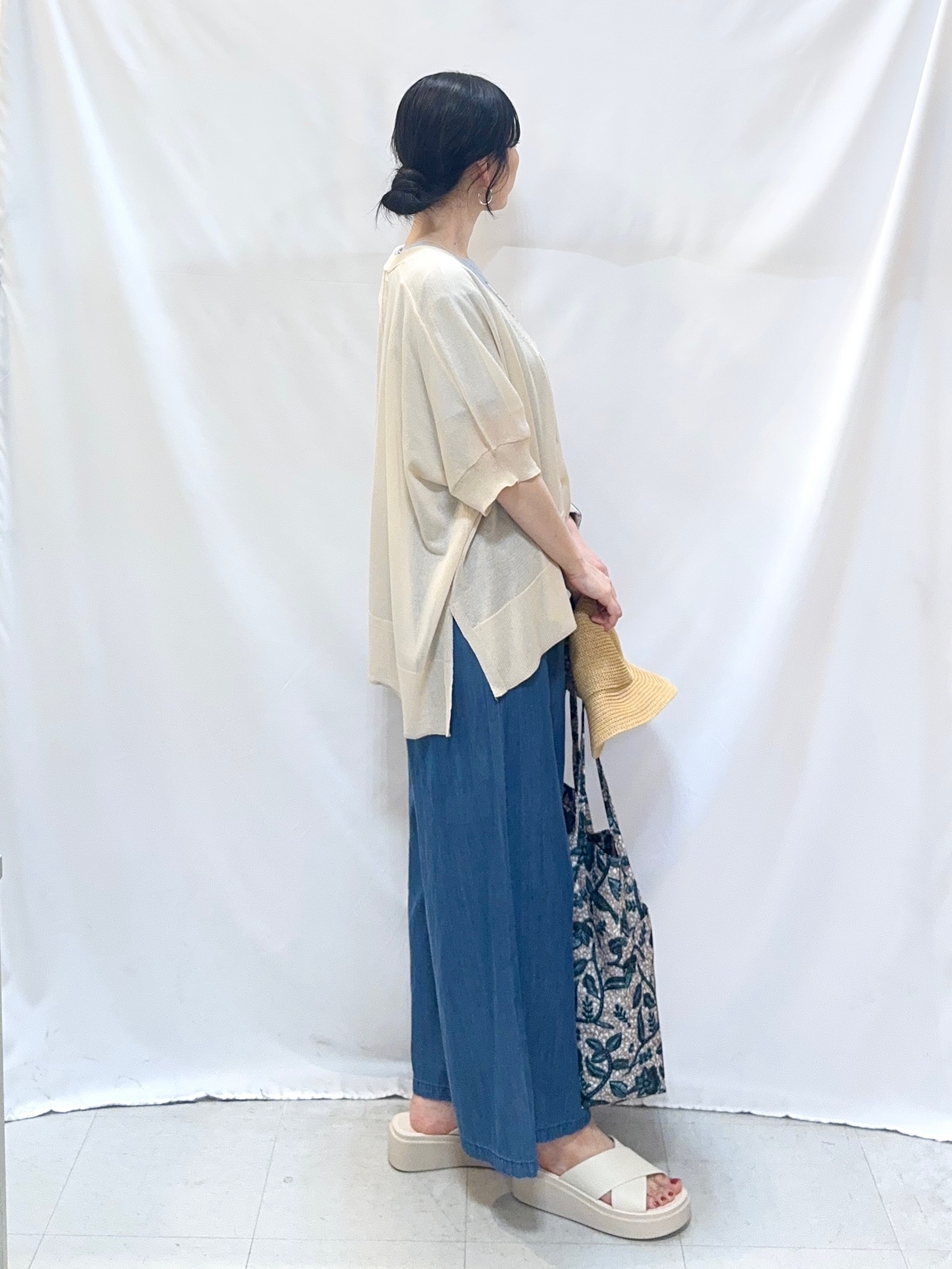 𝐇𝐢𝐫𝐨𝐦𝐢さんの「SHOO･LA･RUE｜【洗濯機可/体型カバー】上品ラメがきらめく シアーポンチョ風カーディガン」を使ったコーディネート