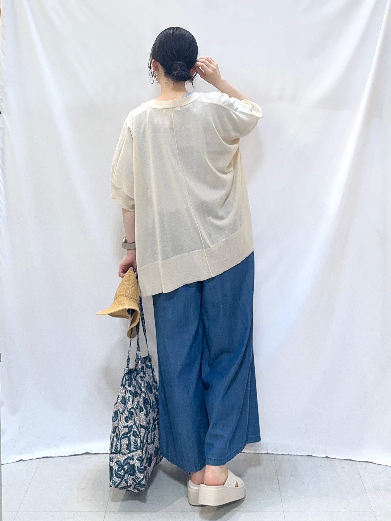 𝐇𝐢𝐫𝐨𝐦𝐢さんの「SHOO･LA･RUE｜【洗濯機可/体型カバー】上品ラメがきらめく シアーポンチョ風カーディガン」を使ったコーディネート